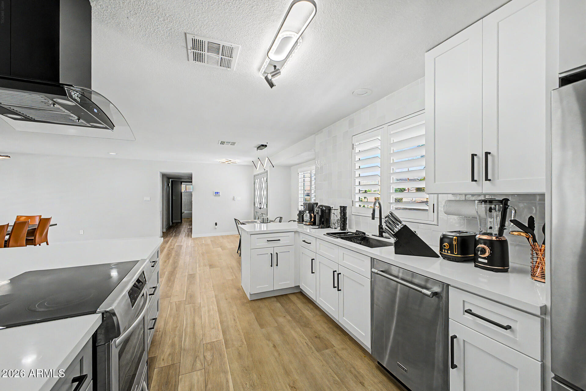 1501 W DUNLAP Avenue