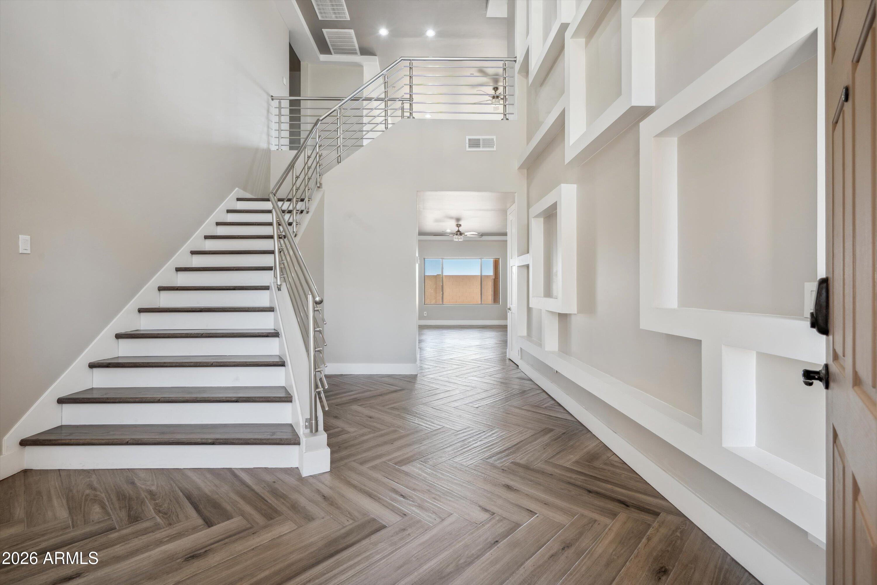 1712 E JOELLE Drive