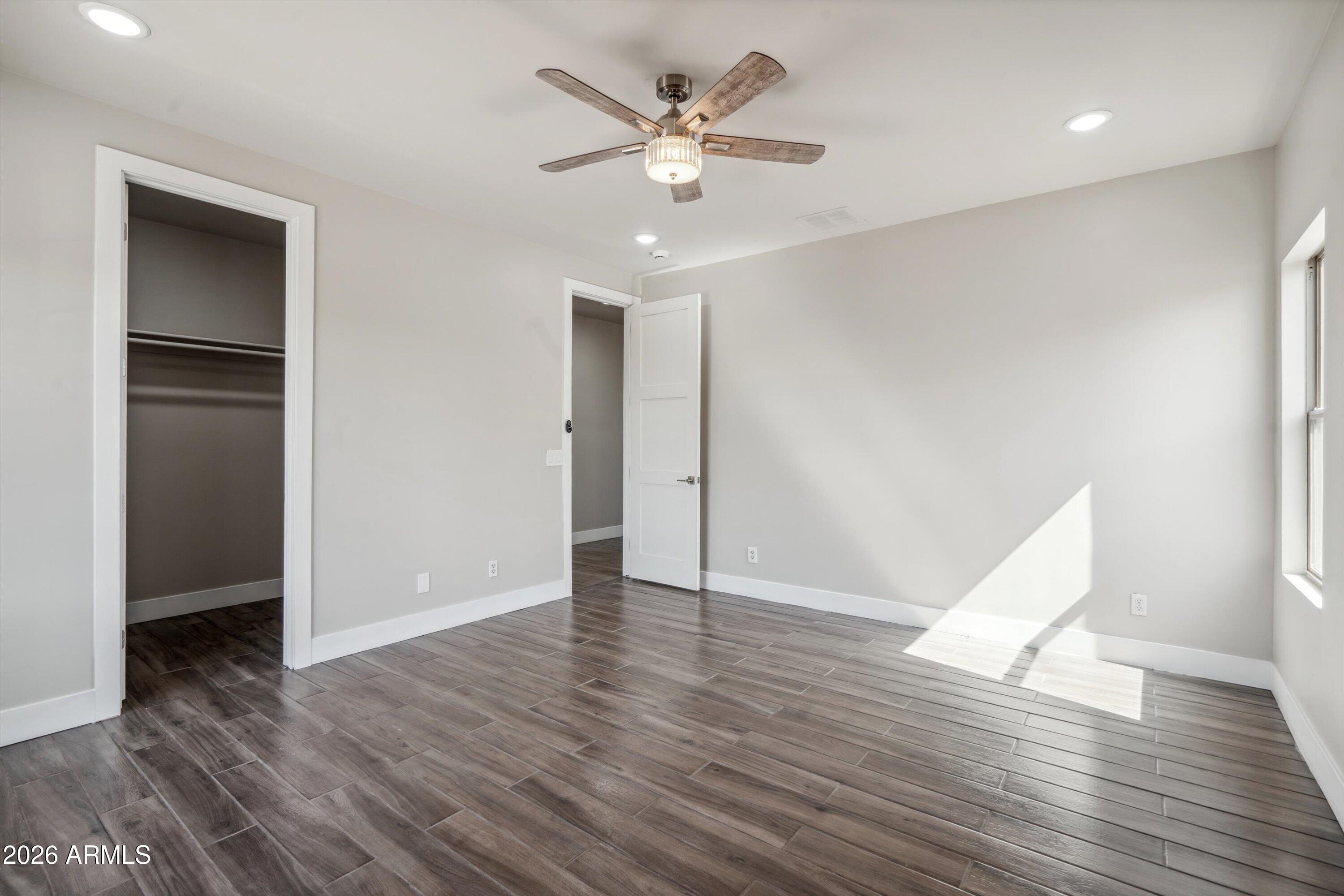 1712 E JOELLE Drive