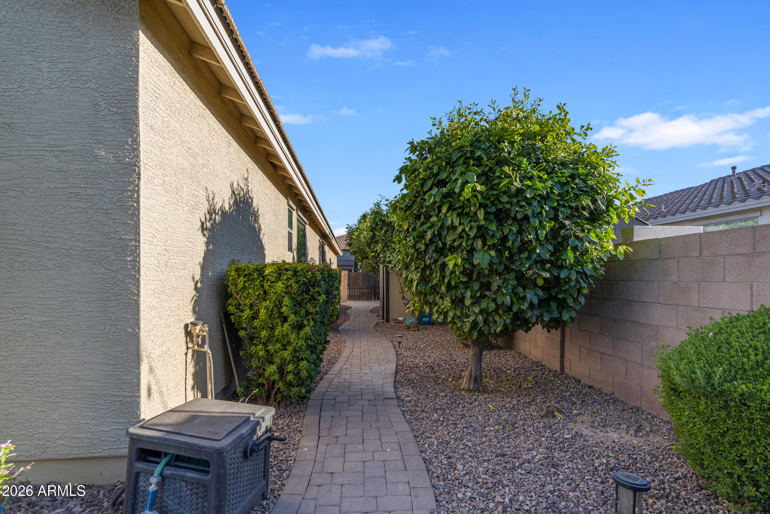 2546 E CAROB Drive