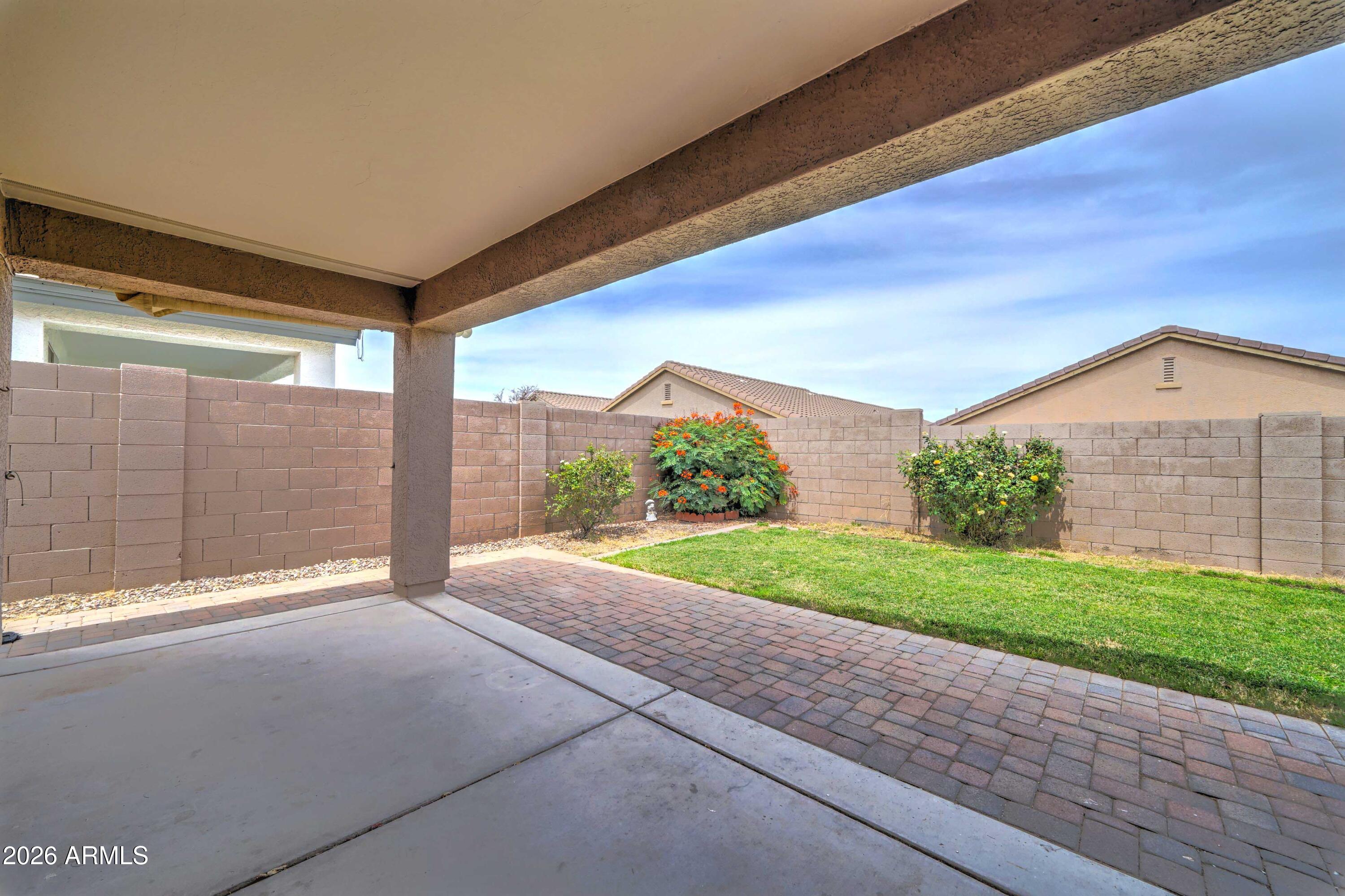 928 W DESERT HILLS Drive
