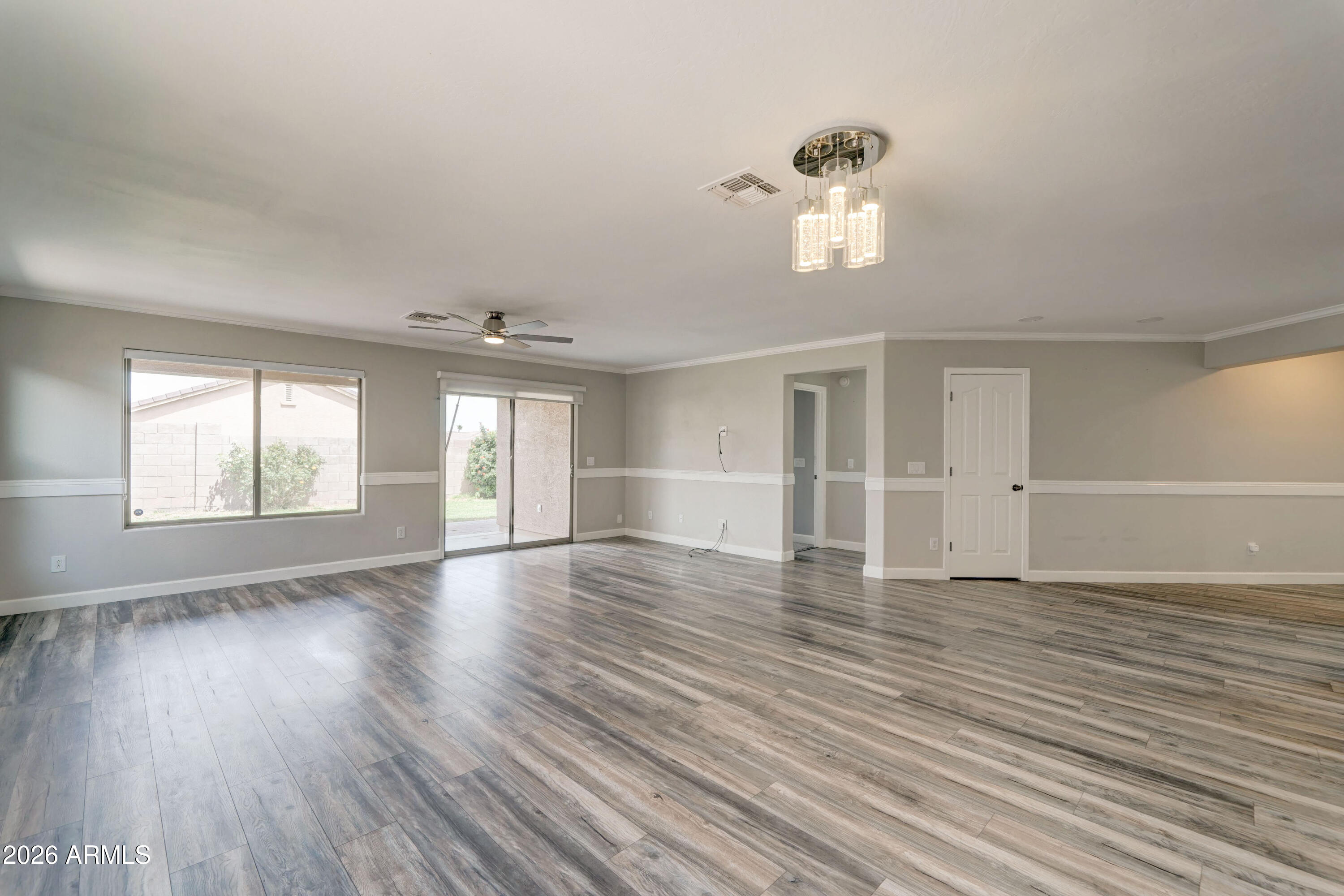 928 W DESERT HILLS Drive