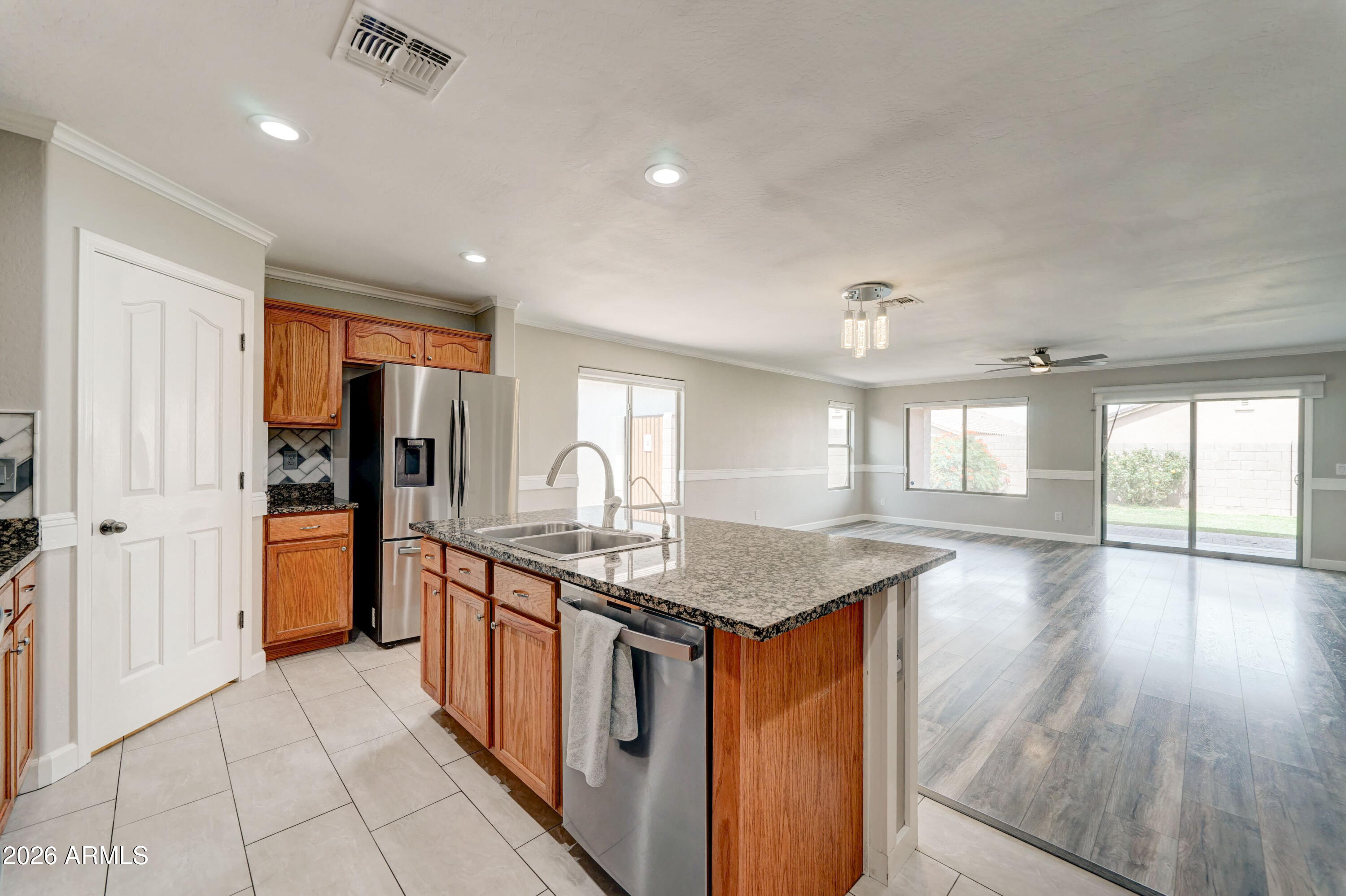 928 W DESERT HILLS Drive