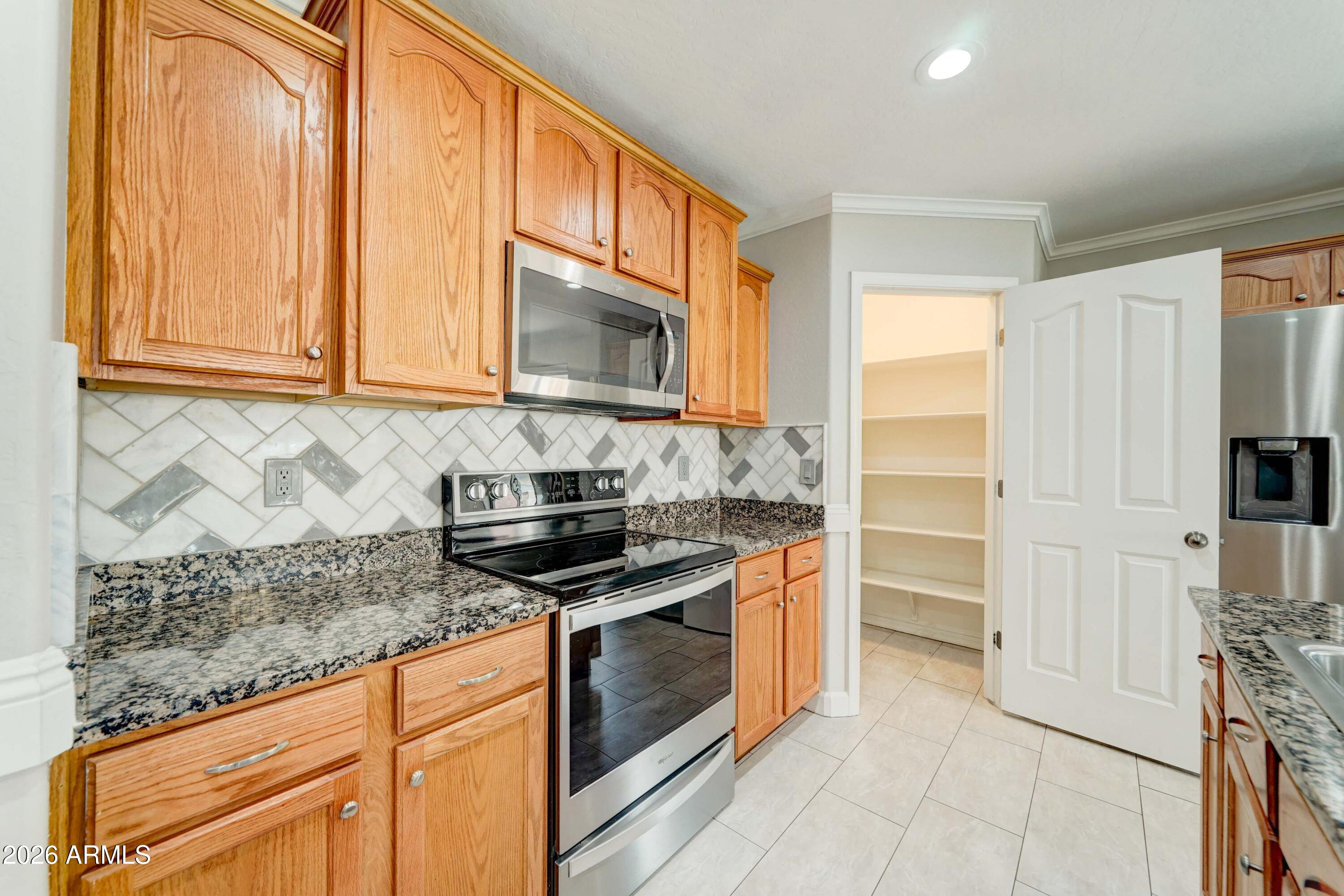 928 W DESERT HILLS Drive