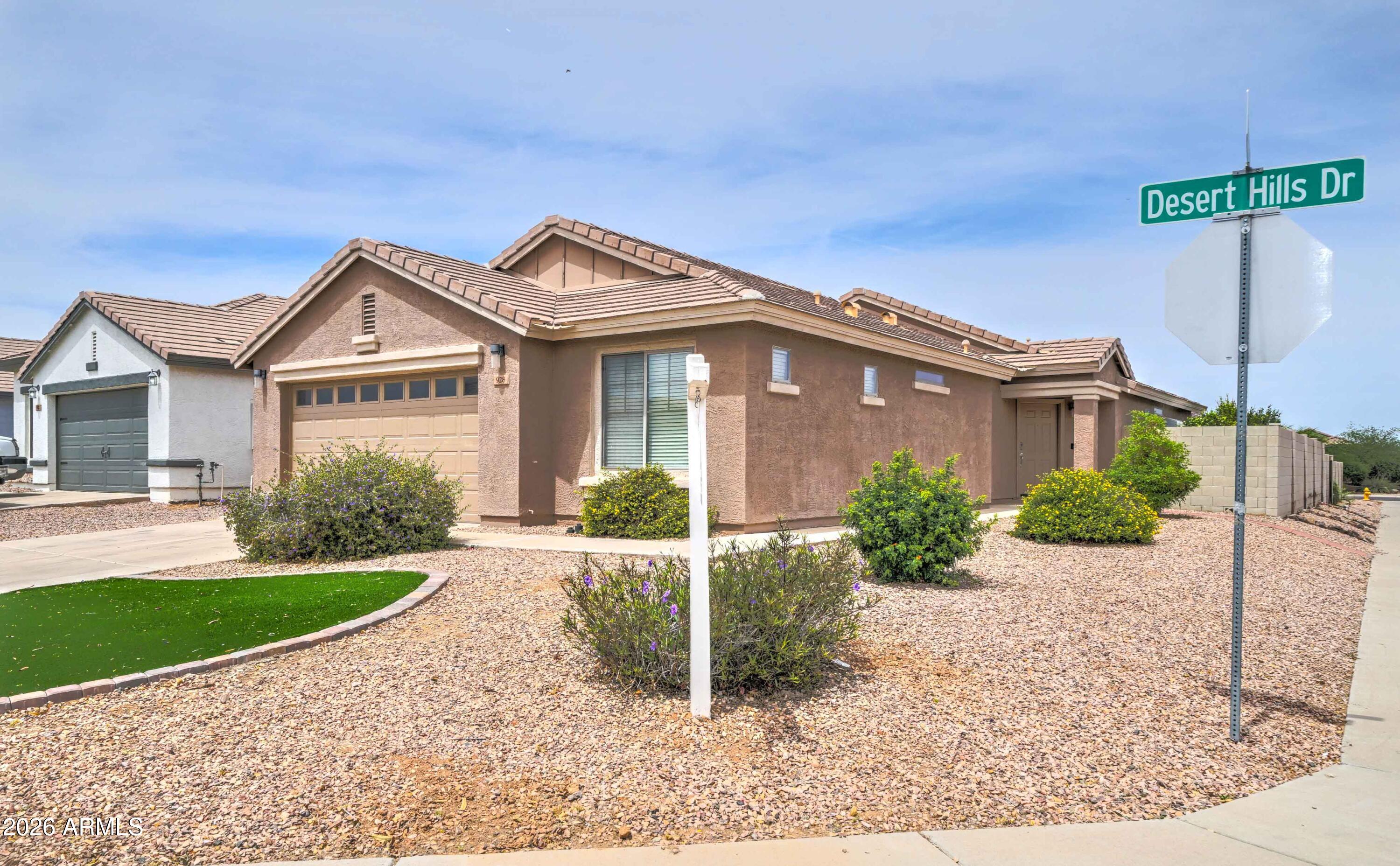 928 W DESERT HILLS Drive