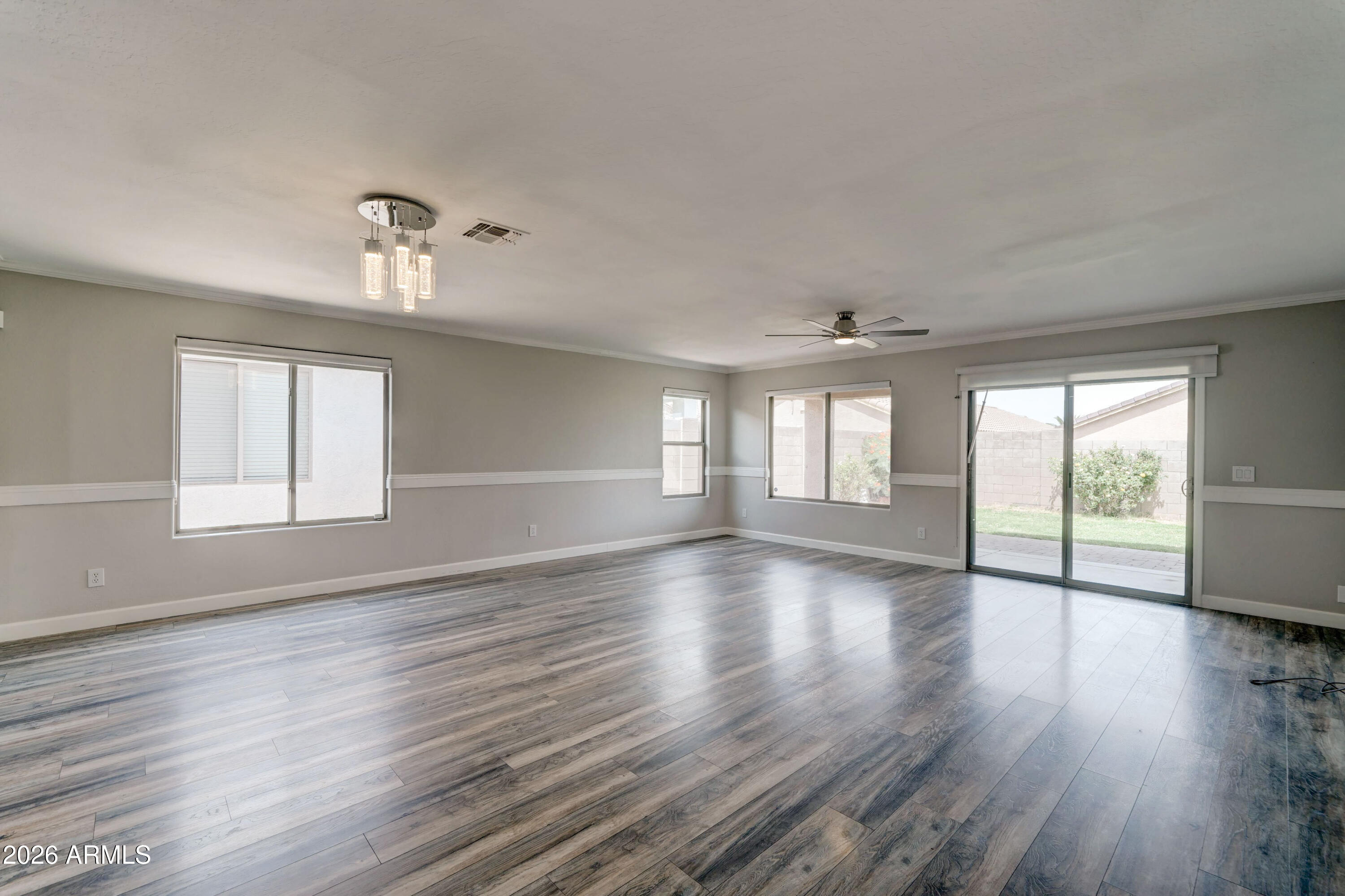 928 W DESERT HILLS Drive