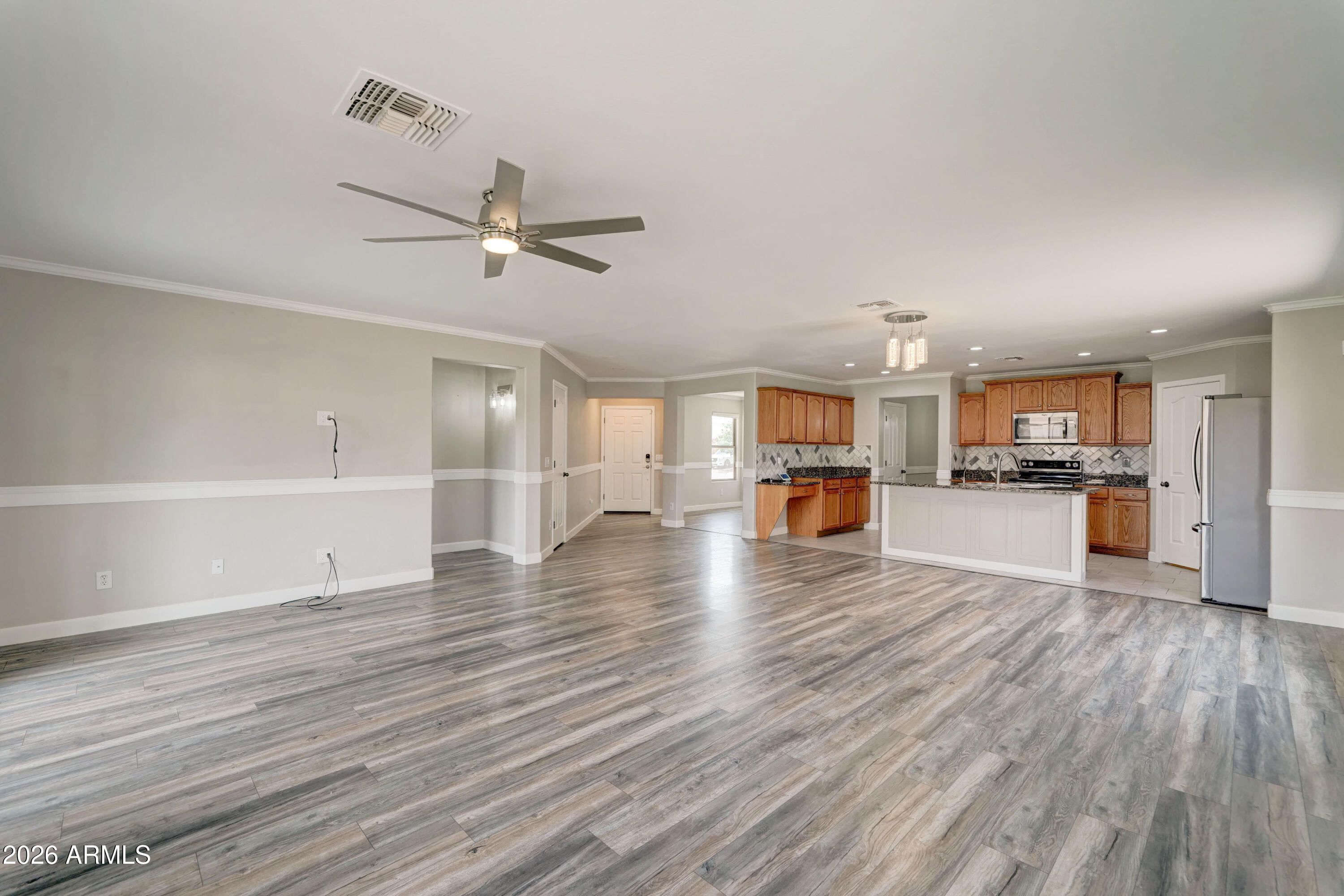 928 W DESERT HILLS Drive