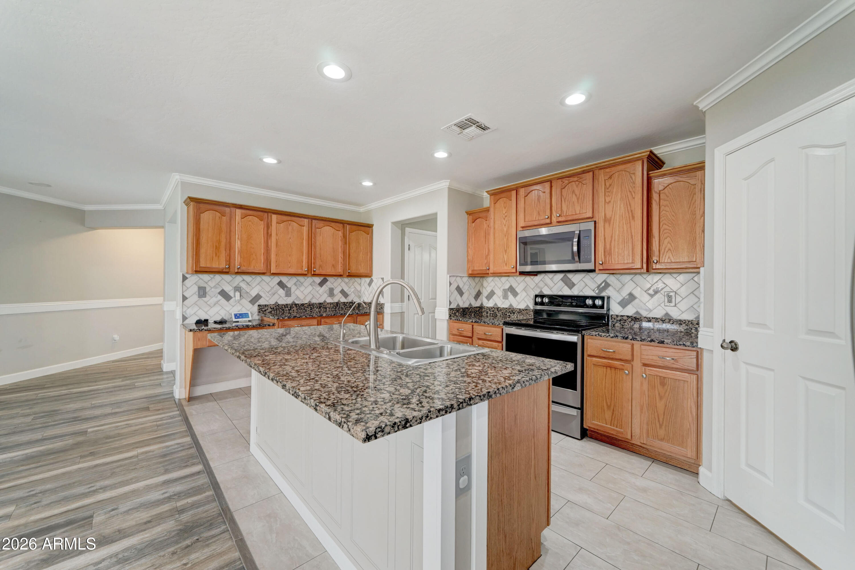 928 W DESERT HILLS Drive