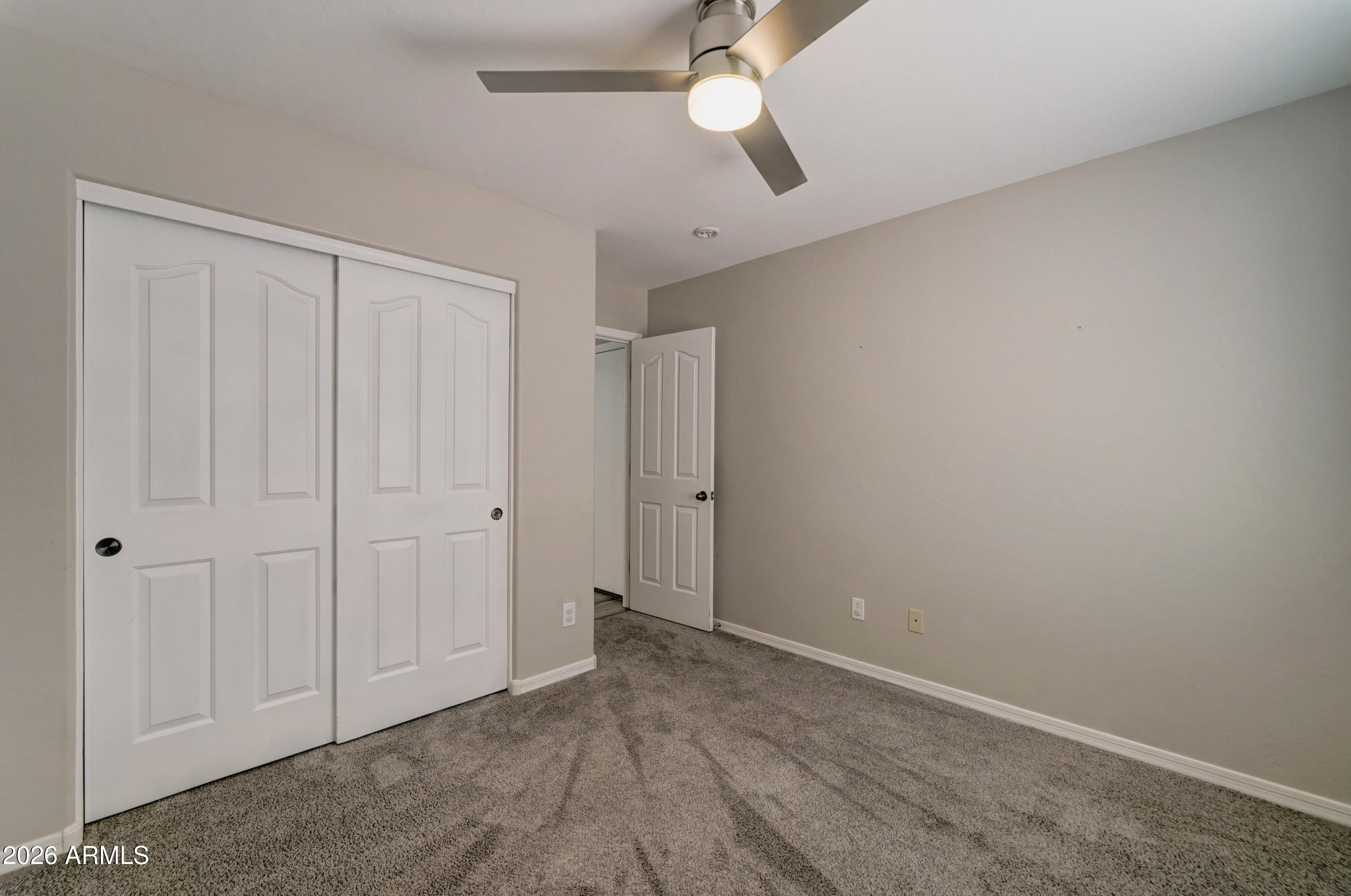 928 W DESERT HILLS Drive