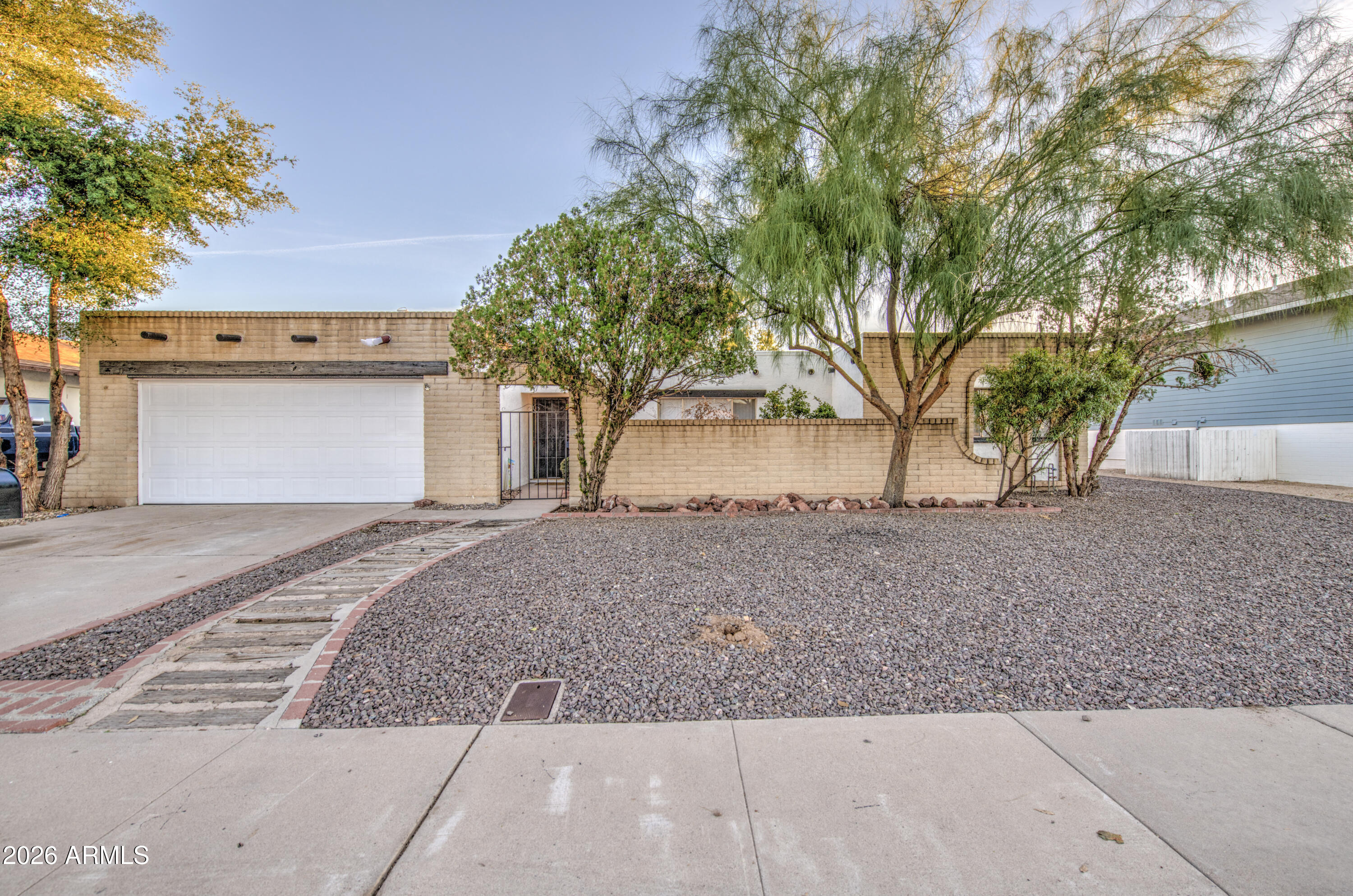 4733 W HAYWARD Avenue