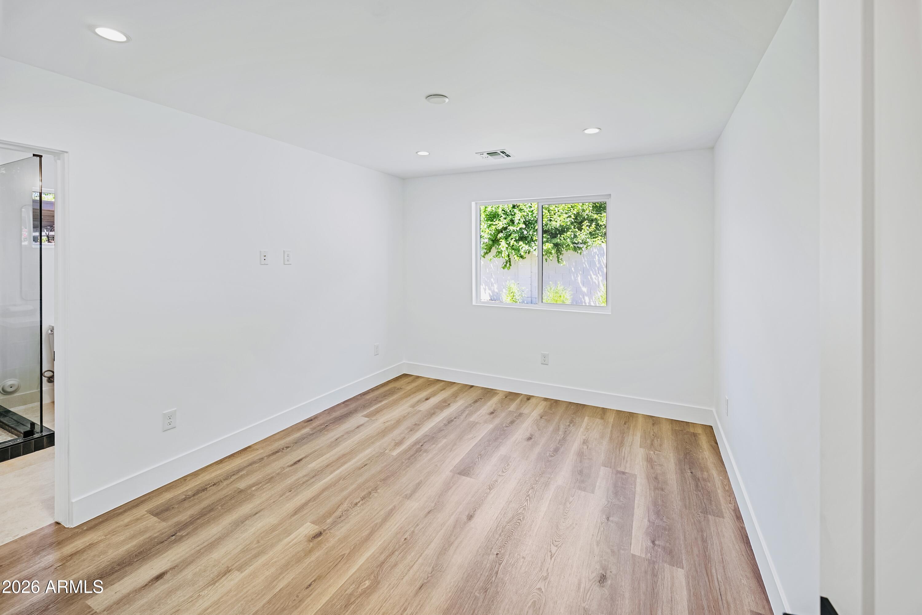 6830 N 10TH Place
