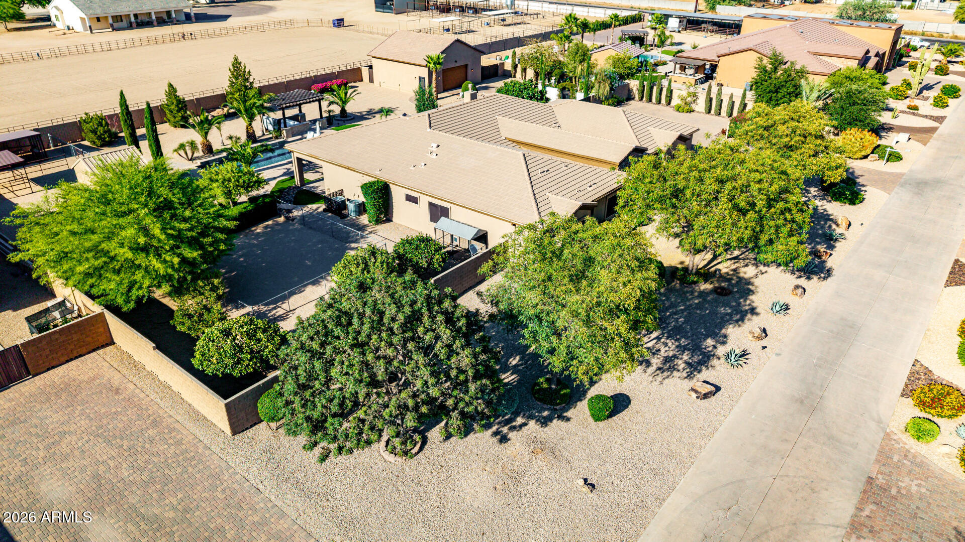 806 W DESERT RANCH Road
