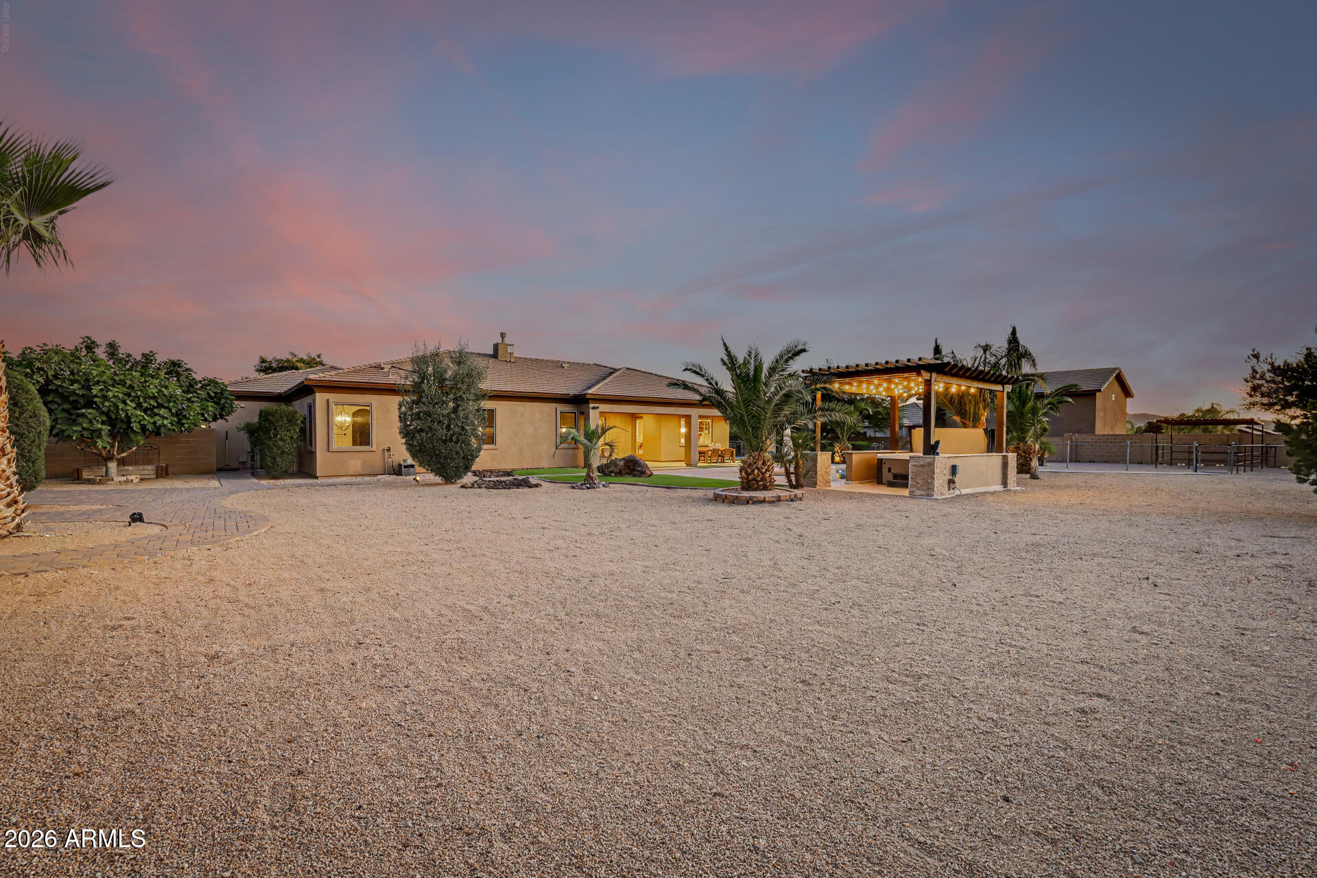 806 W DESERT RANCH Road