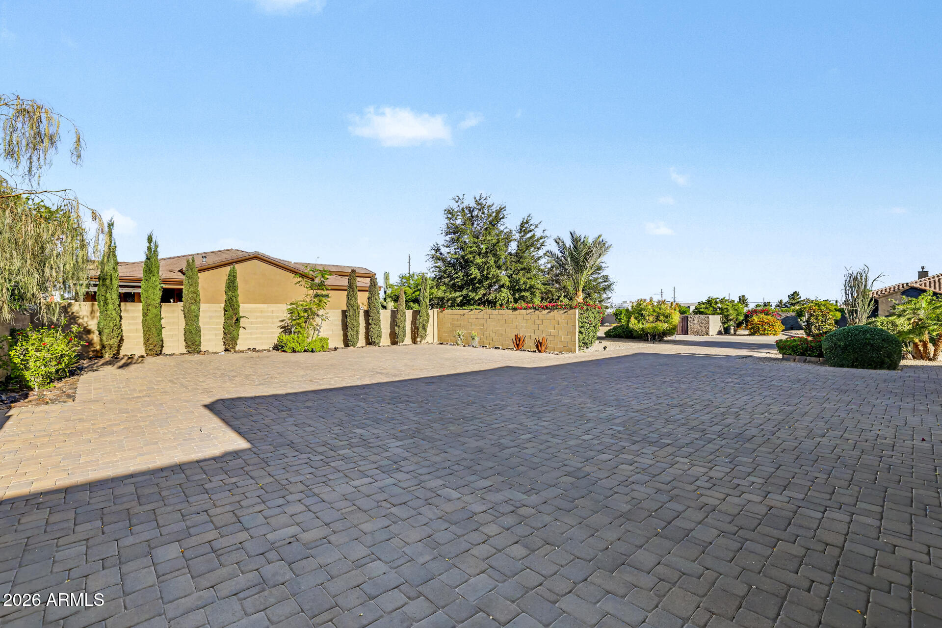 806 W DESERT RANCH Road