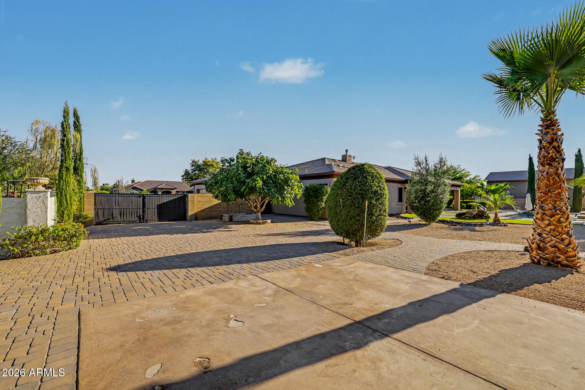 806 W DESERT RANCH Road