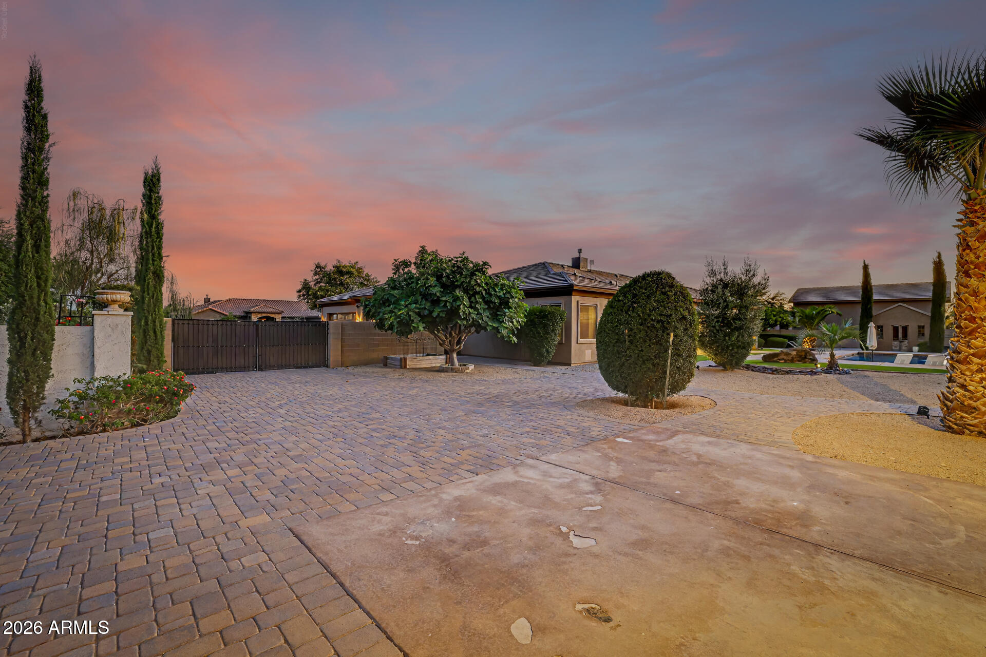 806 W DESERT RANCH Road