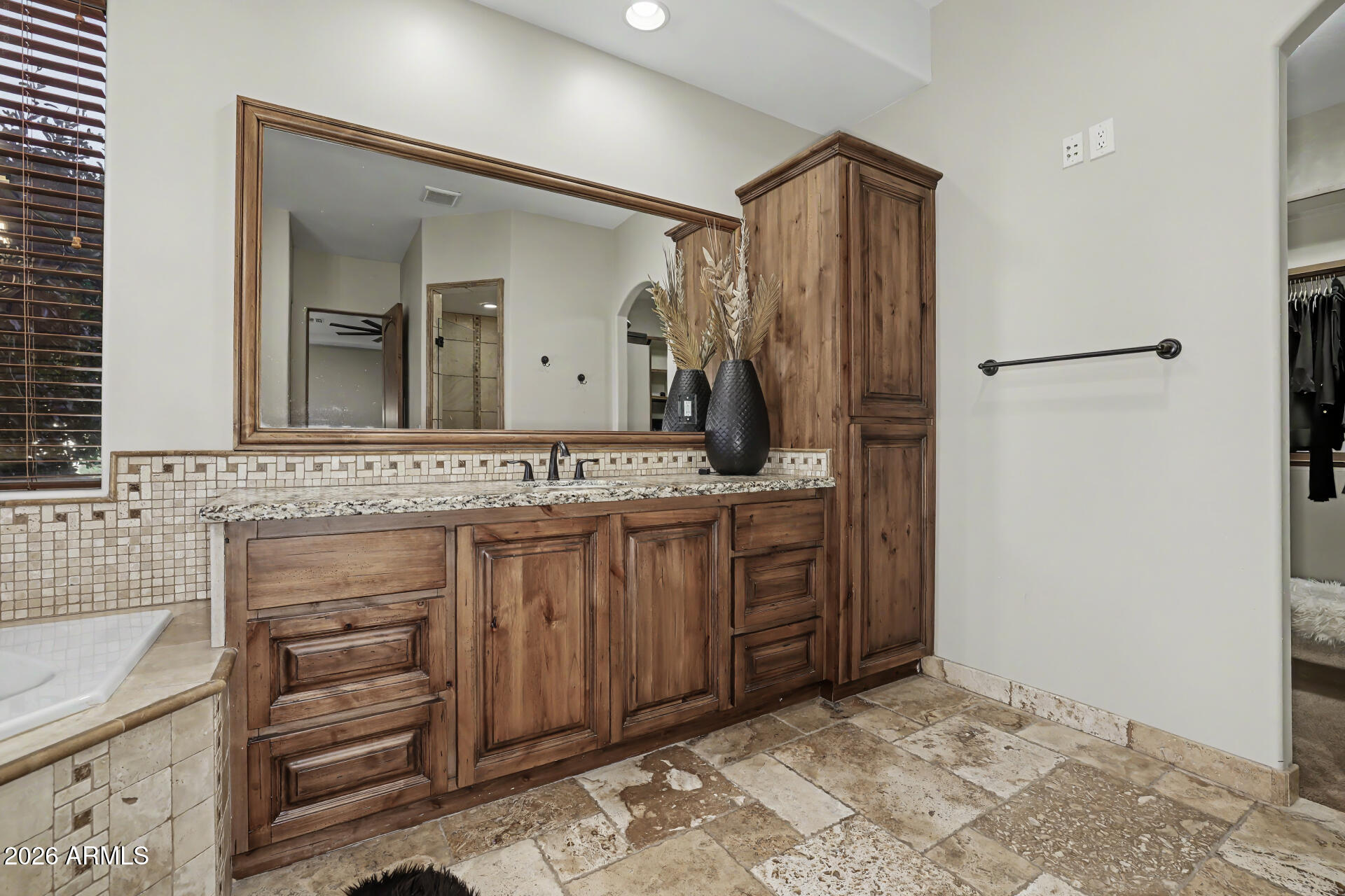 806 W DESERT RANCH Road