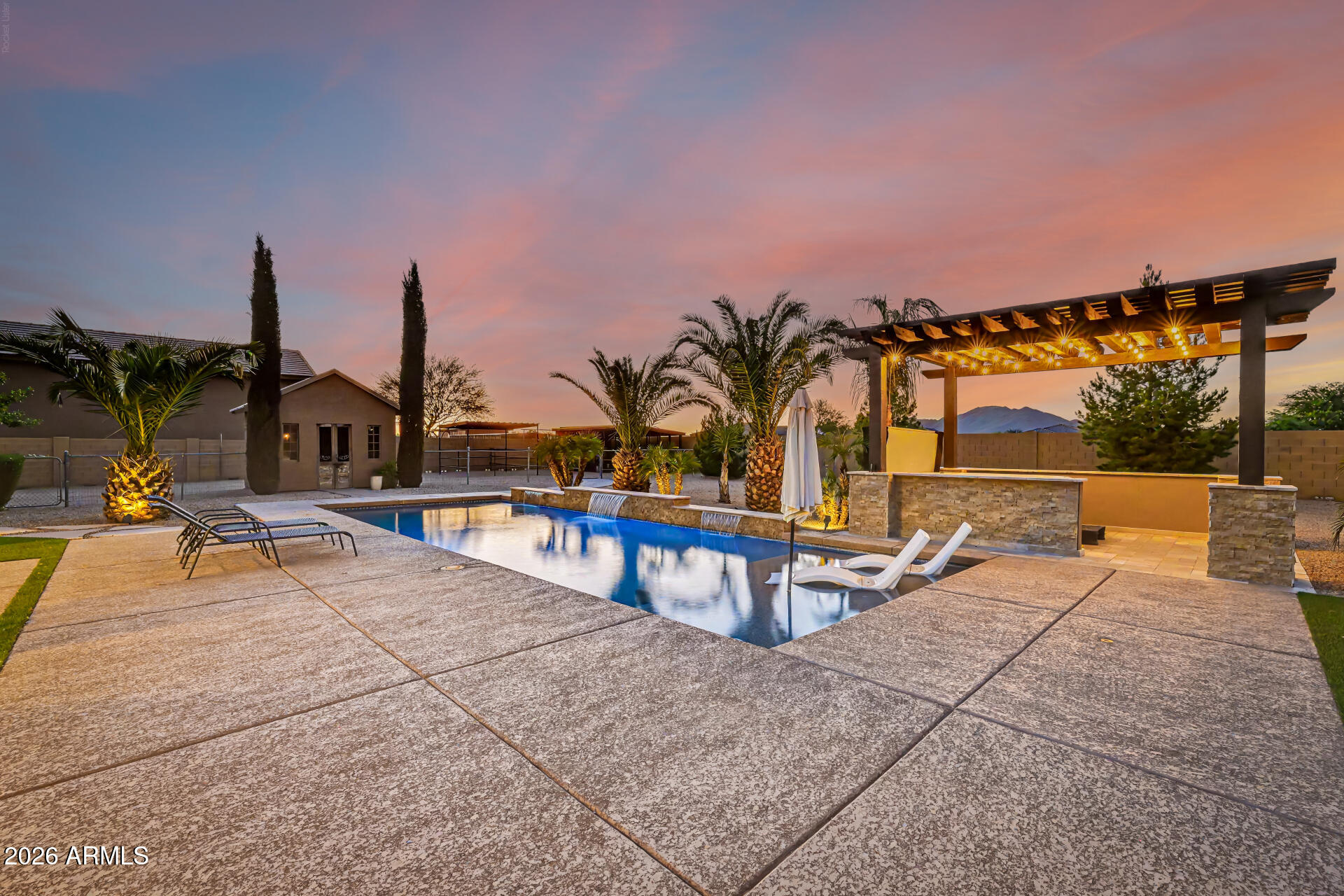 806 W DESERT RANCH Road