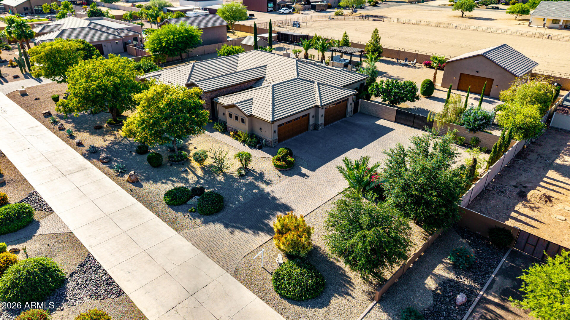 806 W DESERT RANCH Road