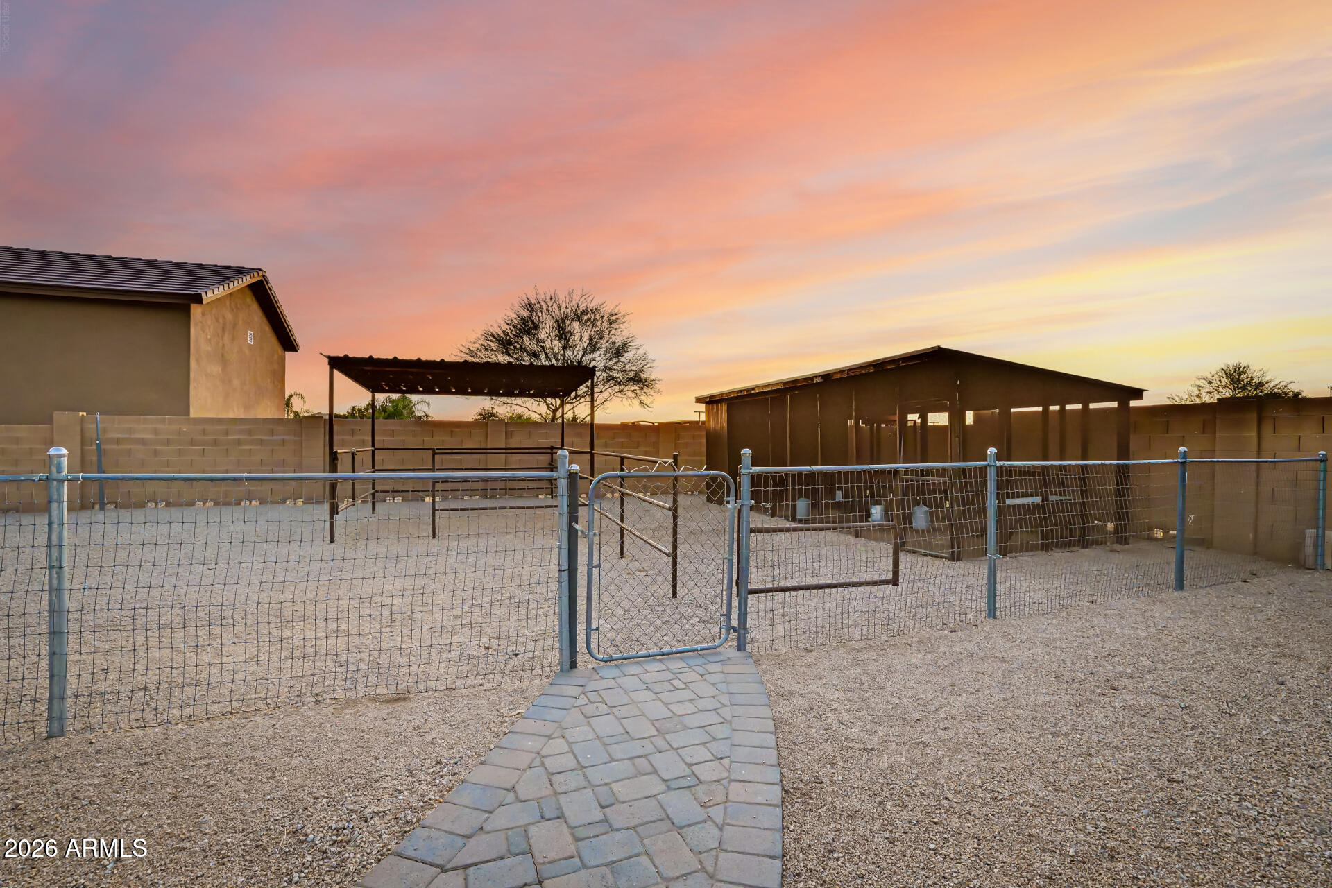 806 W DESERT RANCH Road