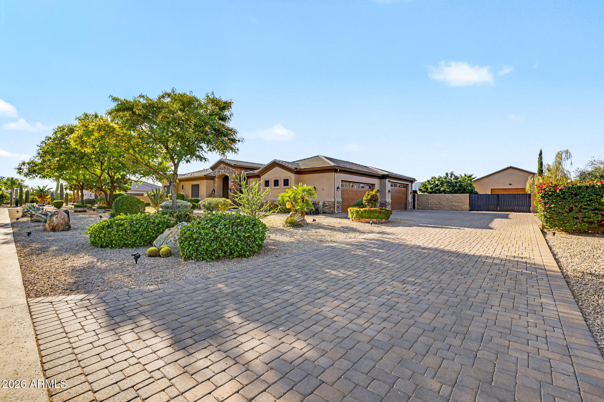 806 W DESERT RANCH Road