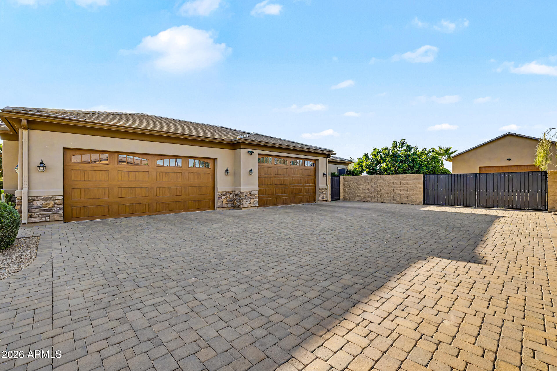 806 W DESERT RANCH Road