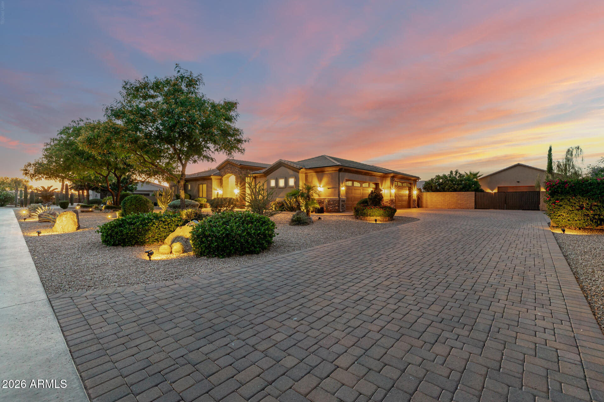 806 W DESERT RANCH Road