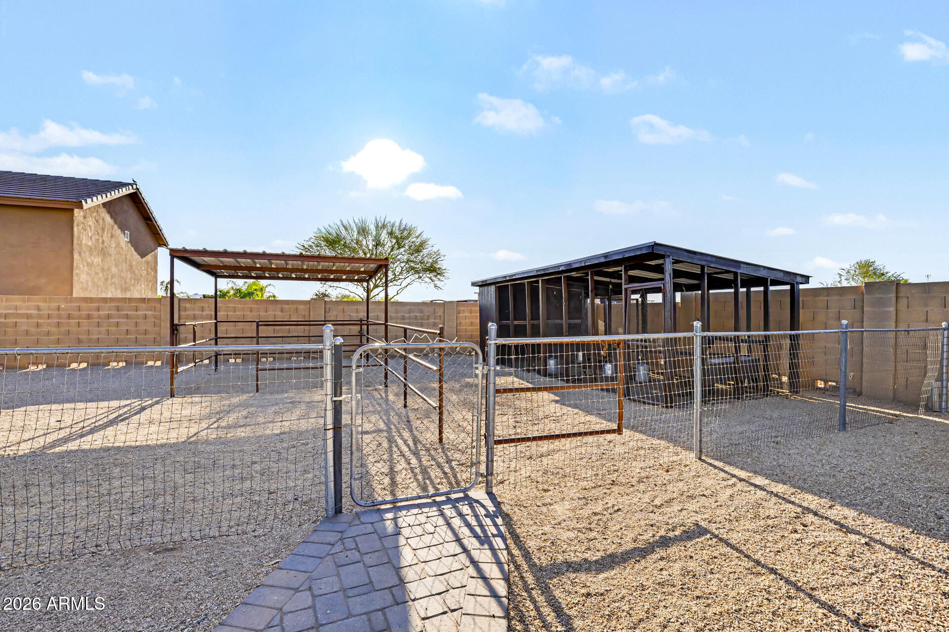 806 W DESERT RANCH Road