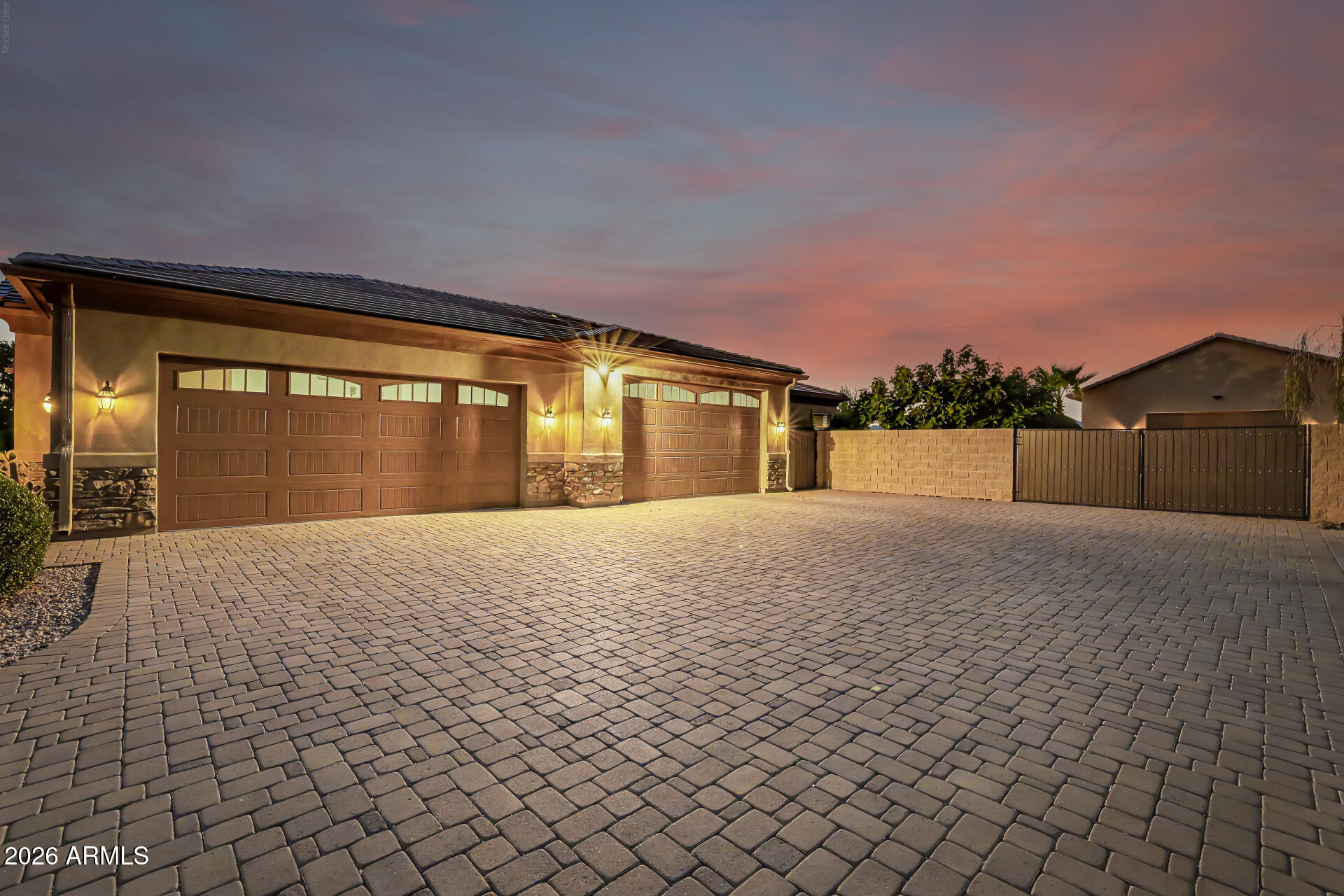 806 W DESERT RANCH Road