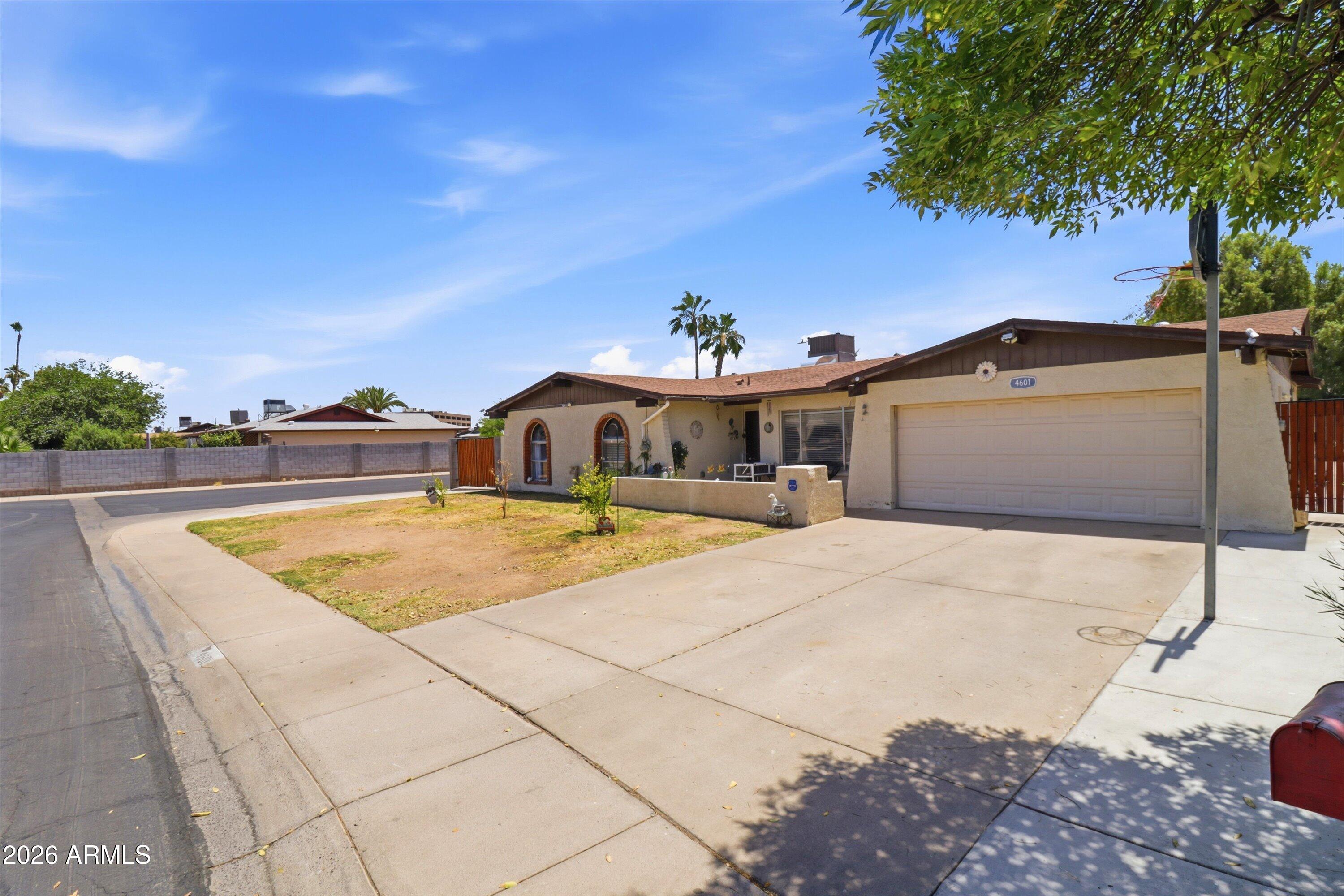 4601 W GOLDEN Lane