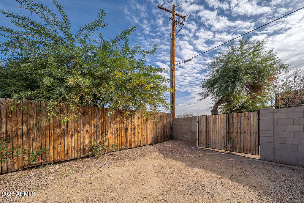 4653 E ALMERIA Road
