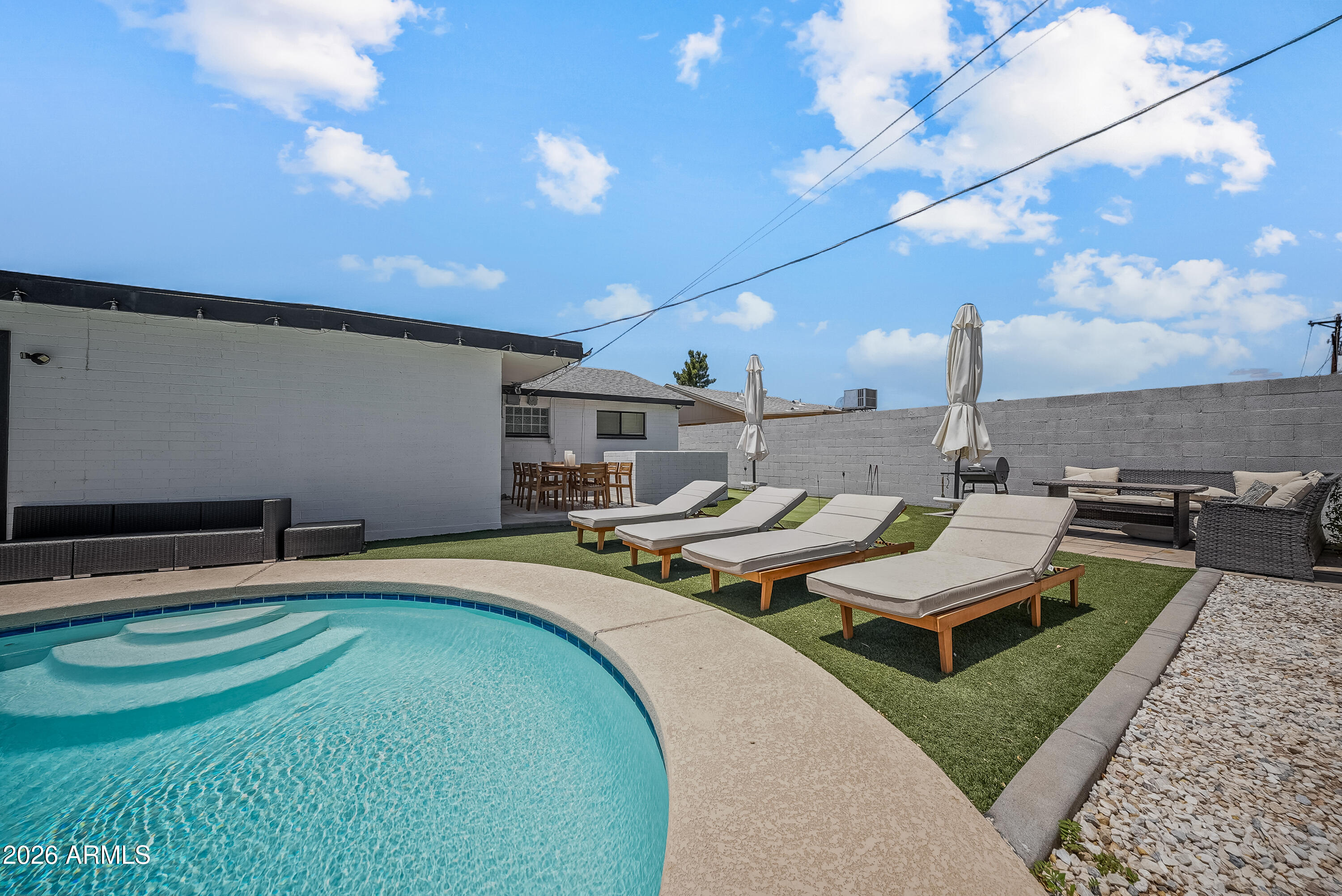 2827 N 69TH Place