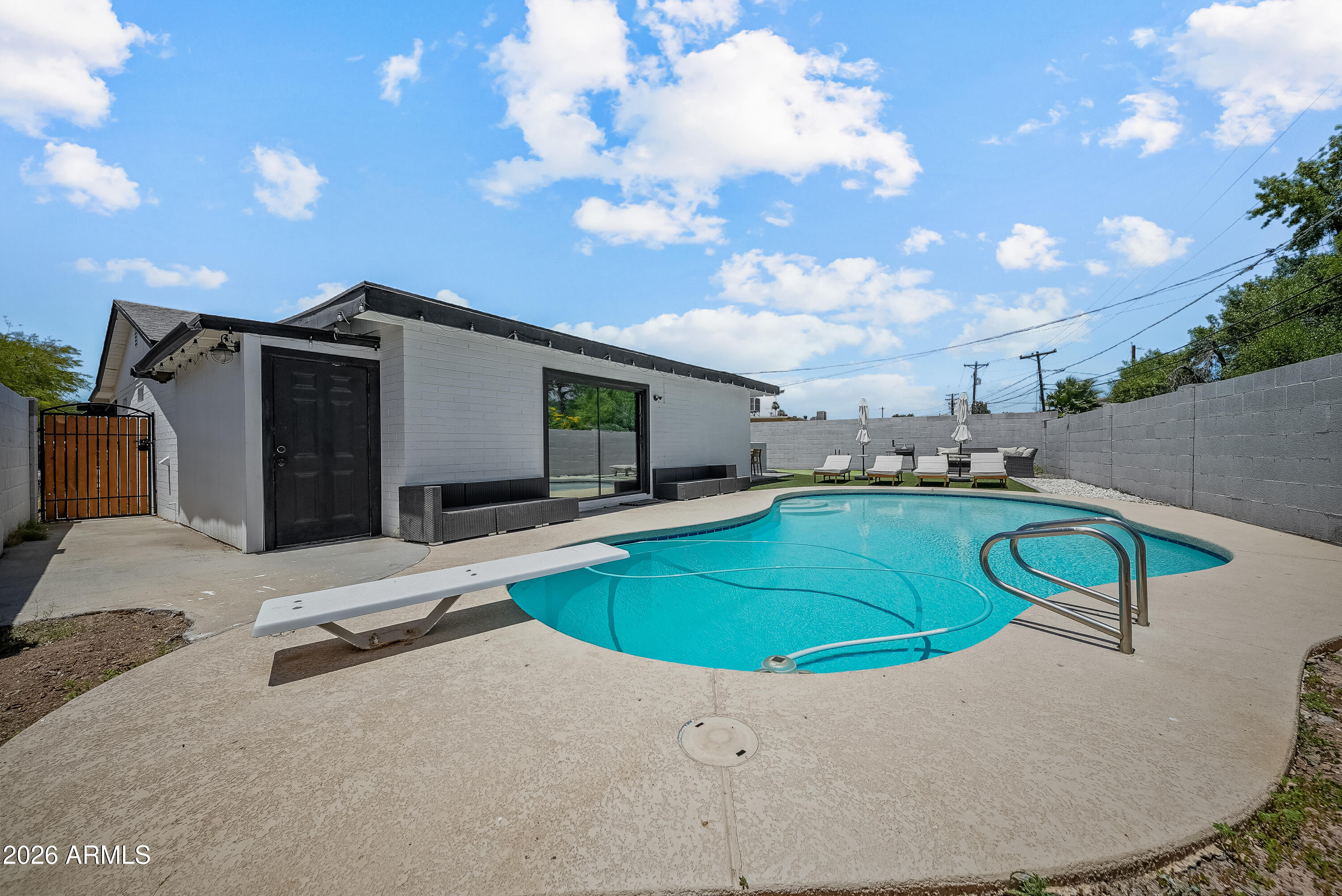 2827 N 69TH Place
