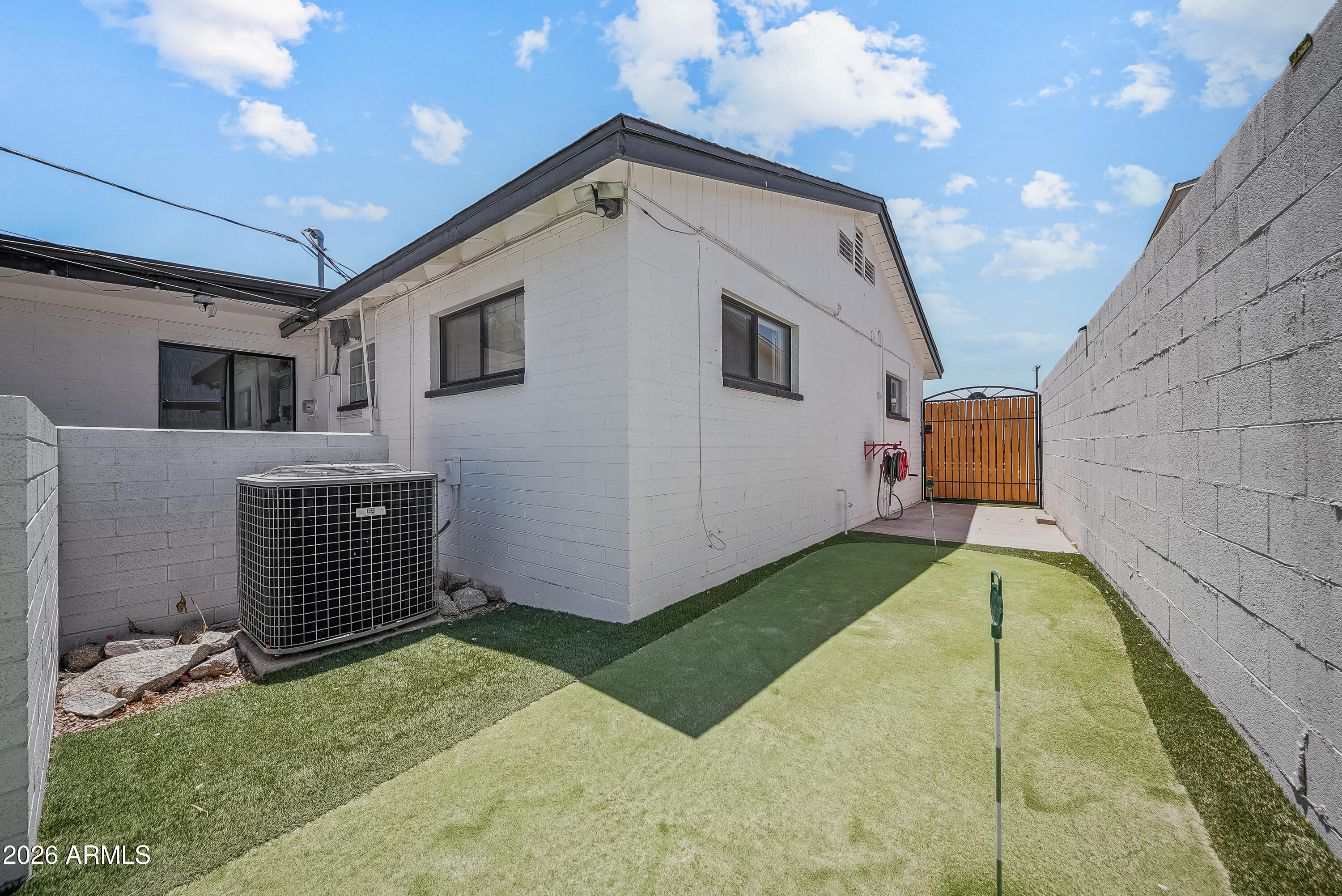 2827 N 69TH Place