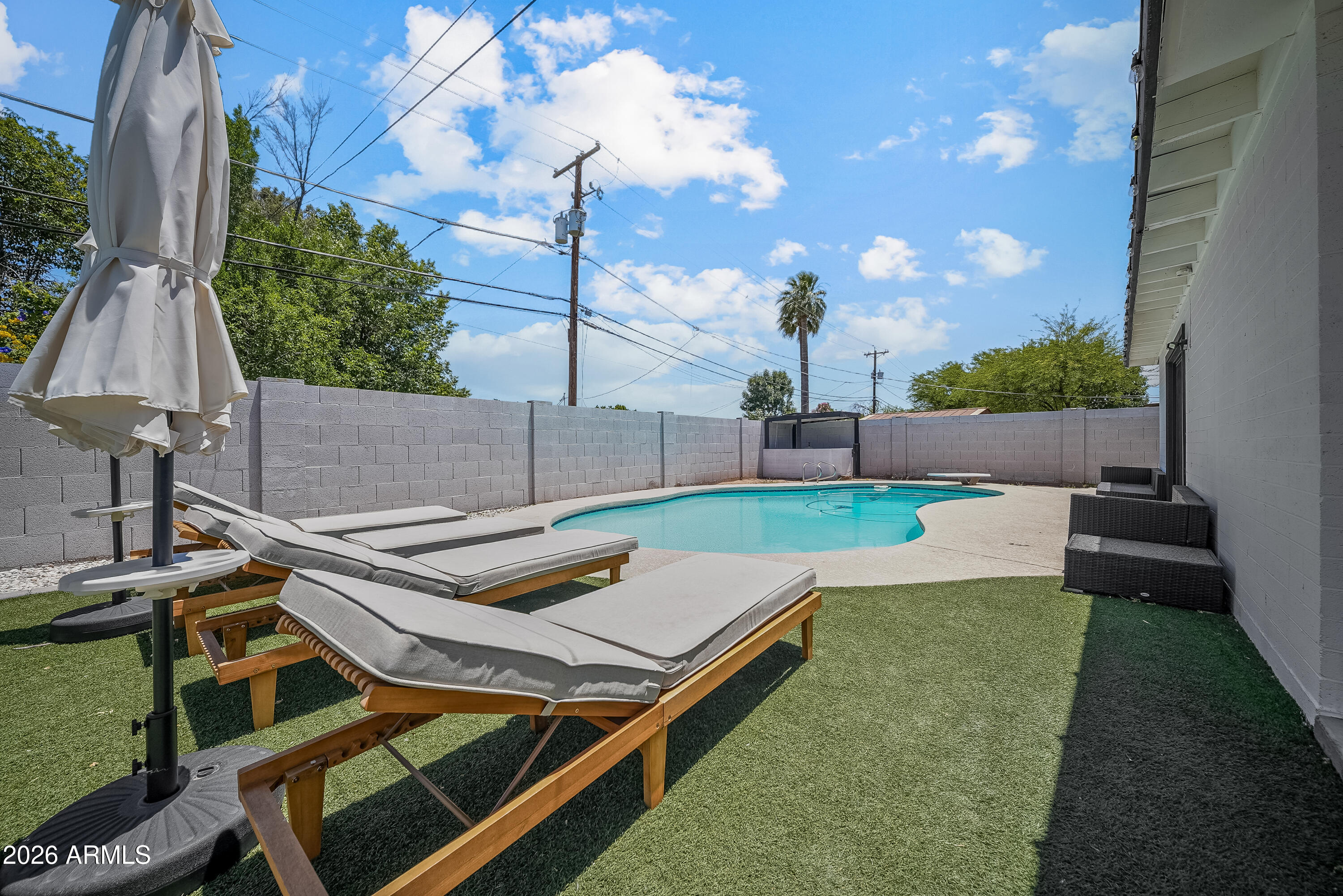 2827 N 69TH Place