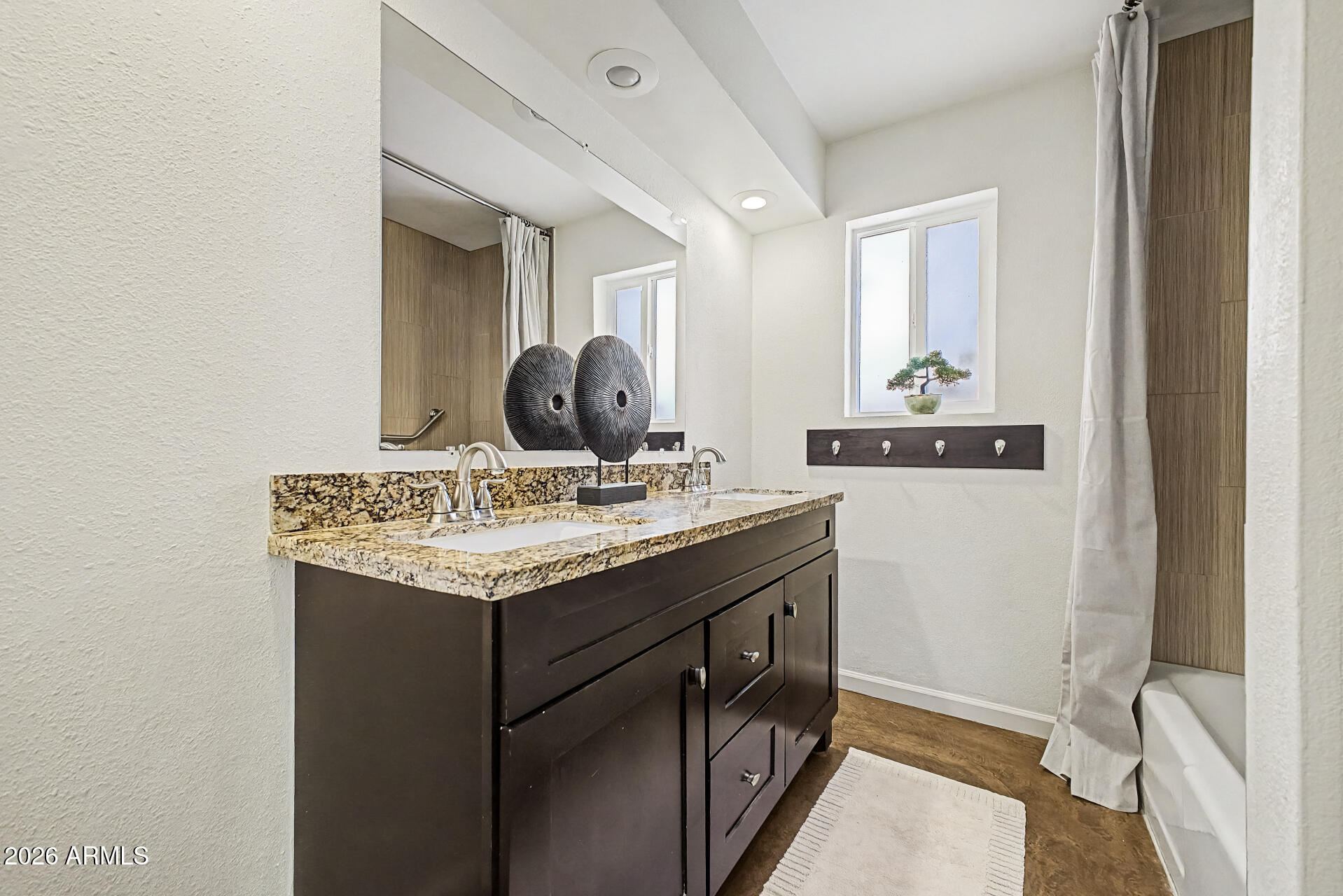 29 E FOOTHILL Drive