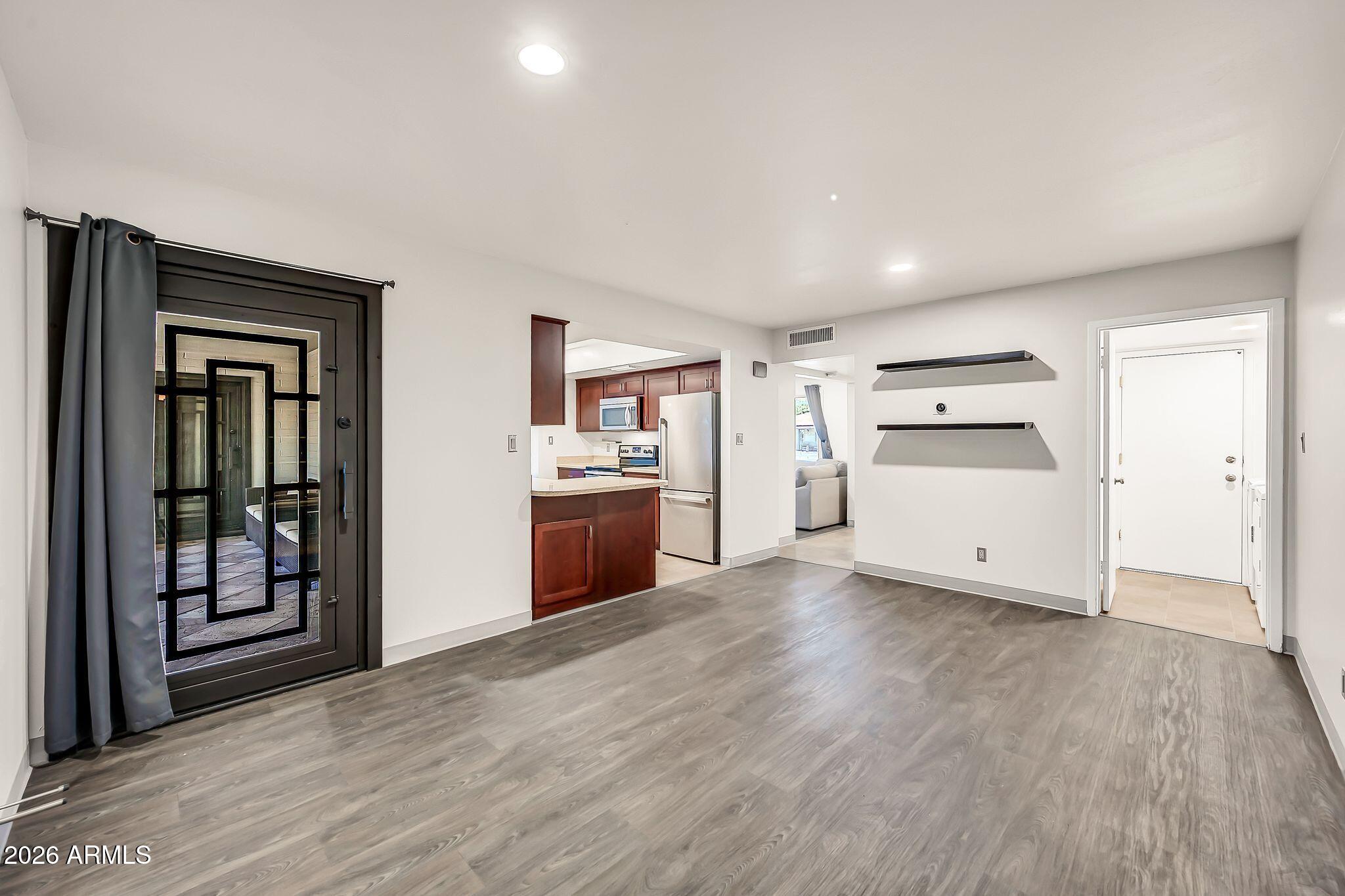 1922 E LAGUNA Drive