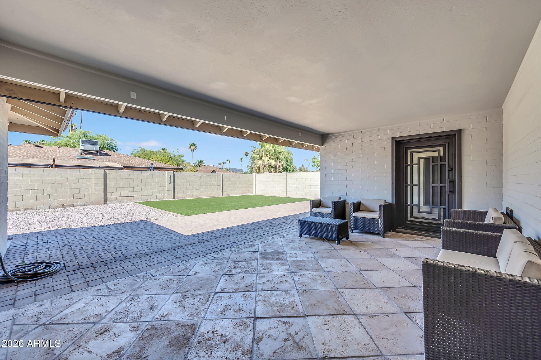 1922 E LAGUNA Drive