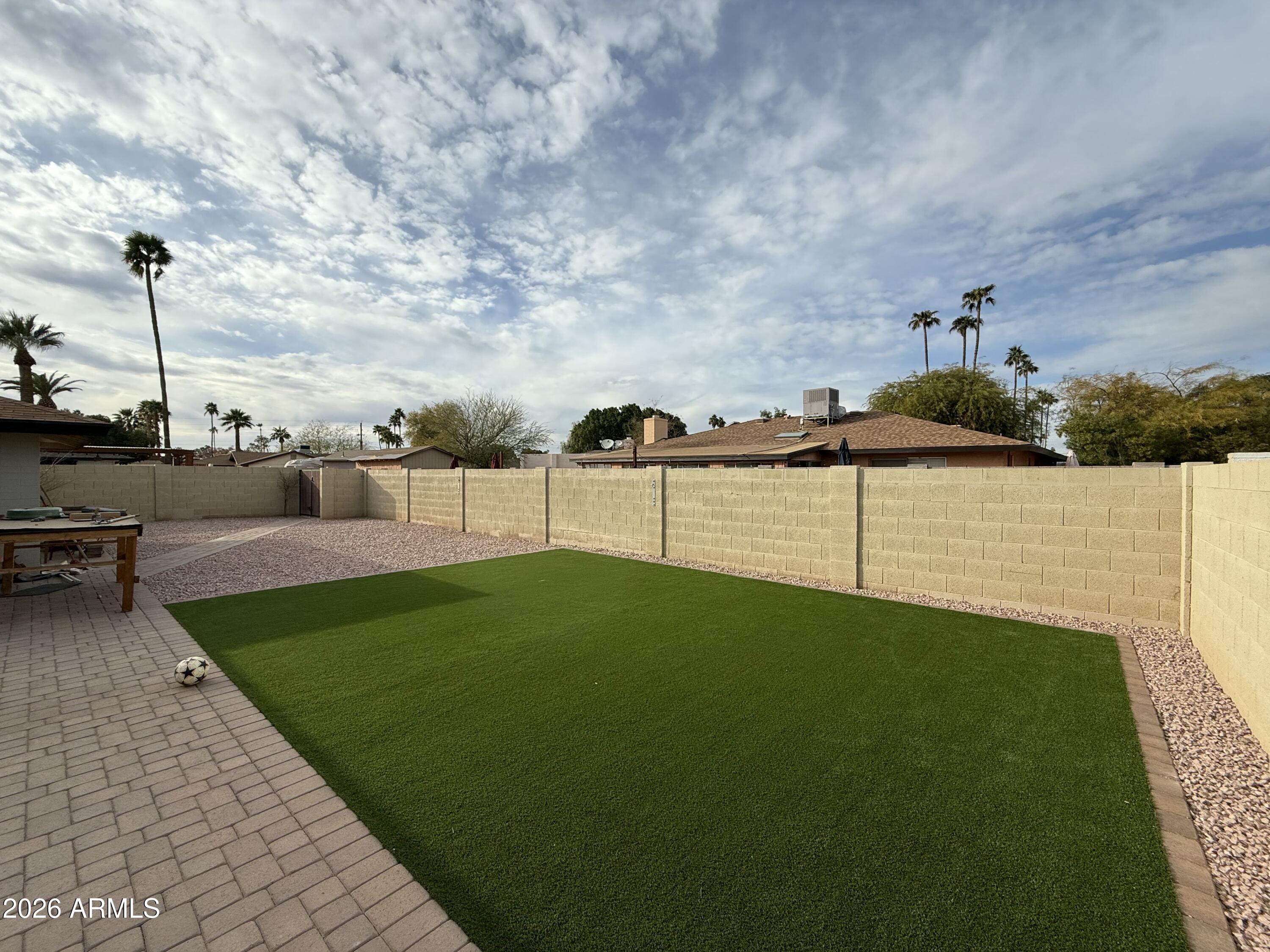 1922 E LAGUNA Drive