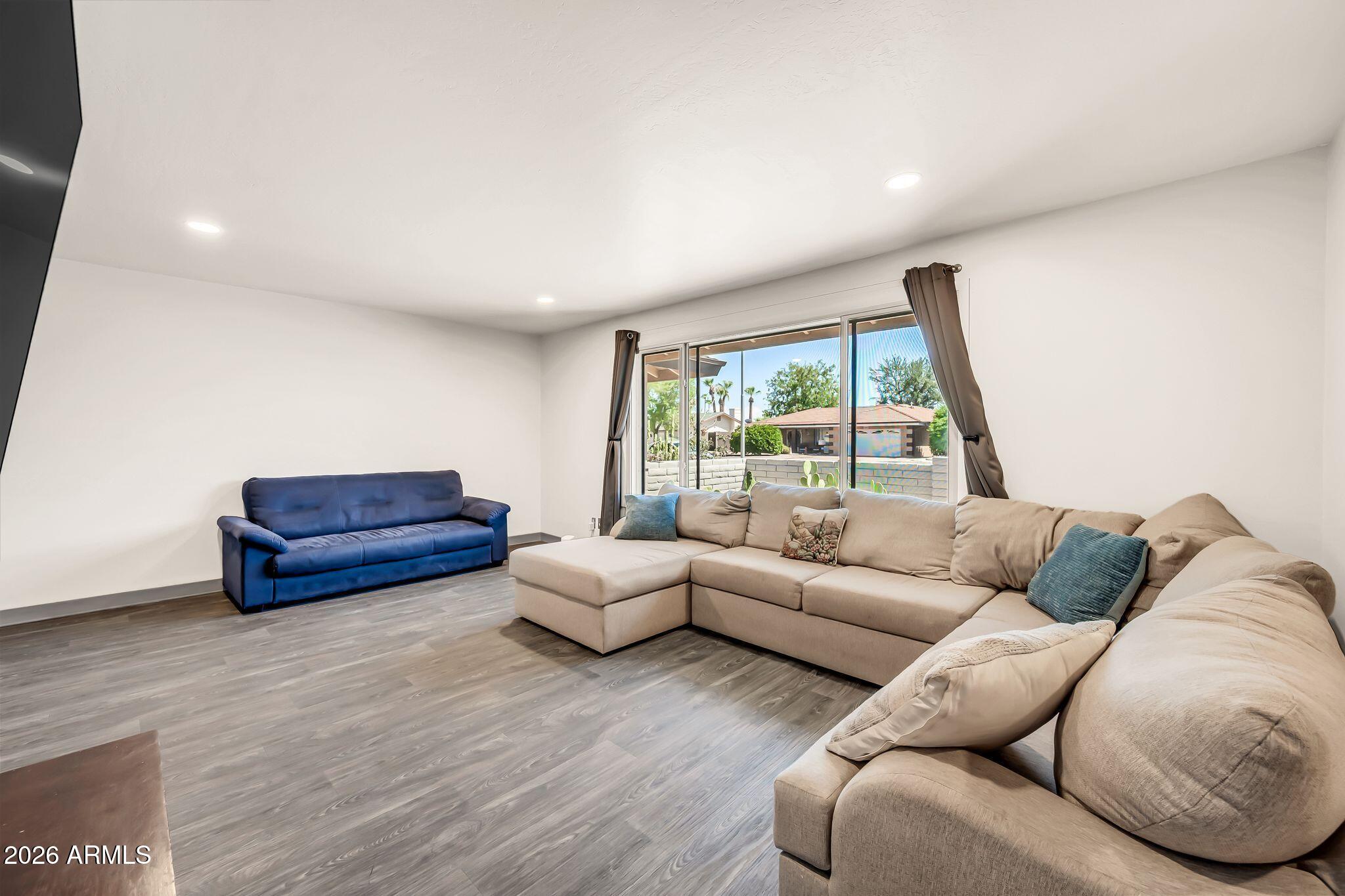 1922 E LAGUNA Drive