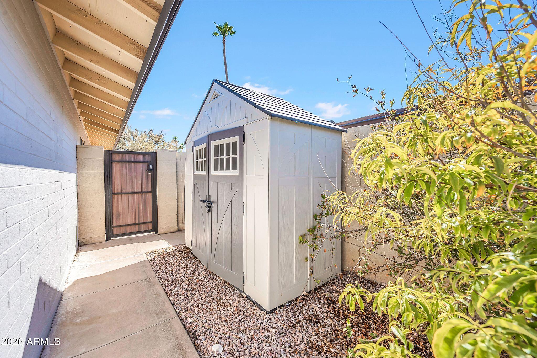1922 E LAGUNA Drive