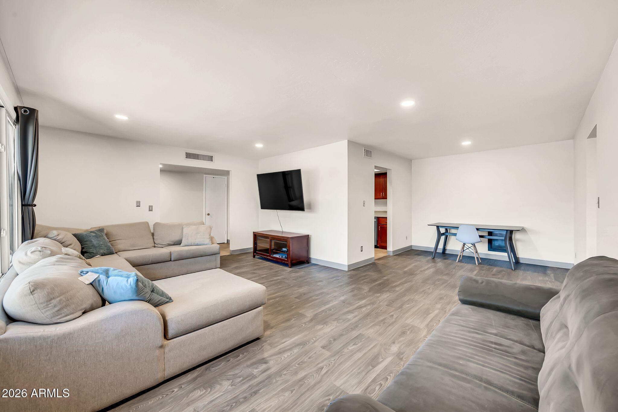 1922 E LAGUNA Drive