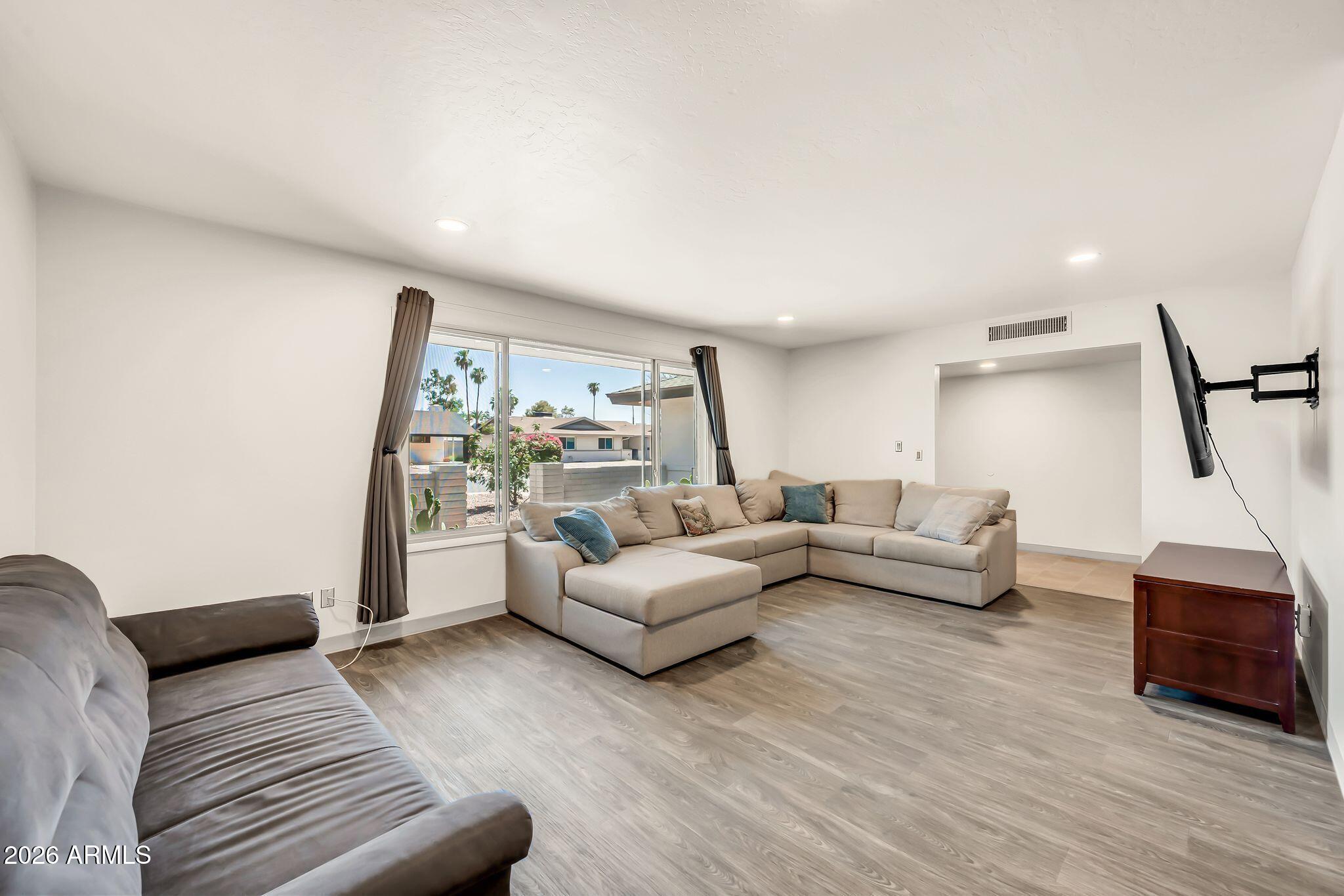 1922 E LAGUNA Drive