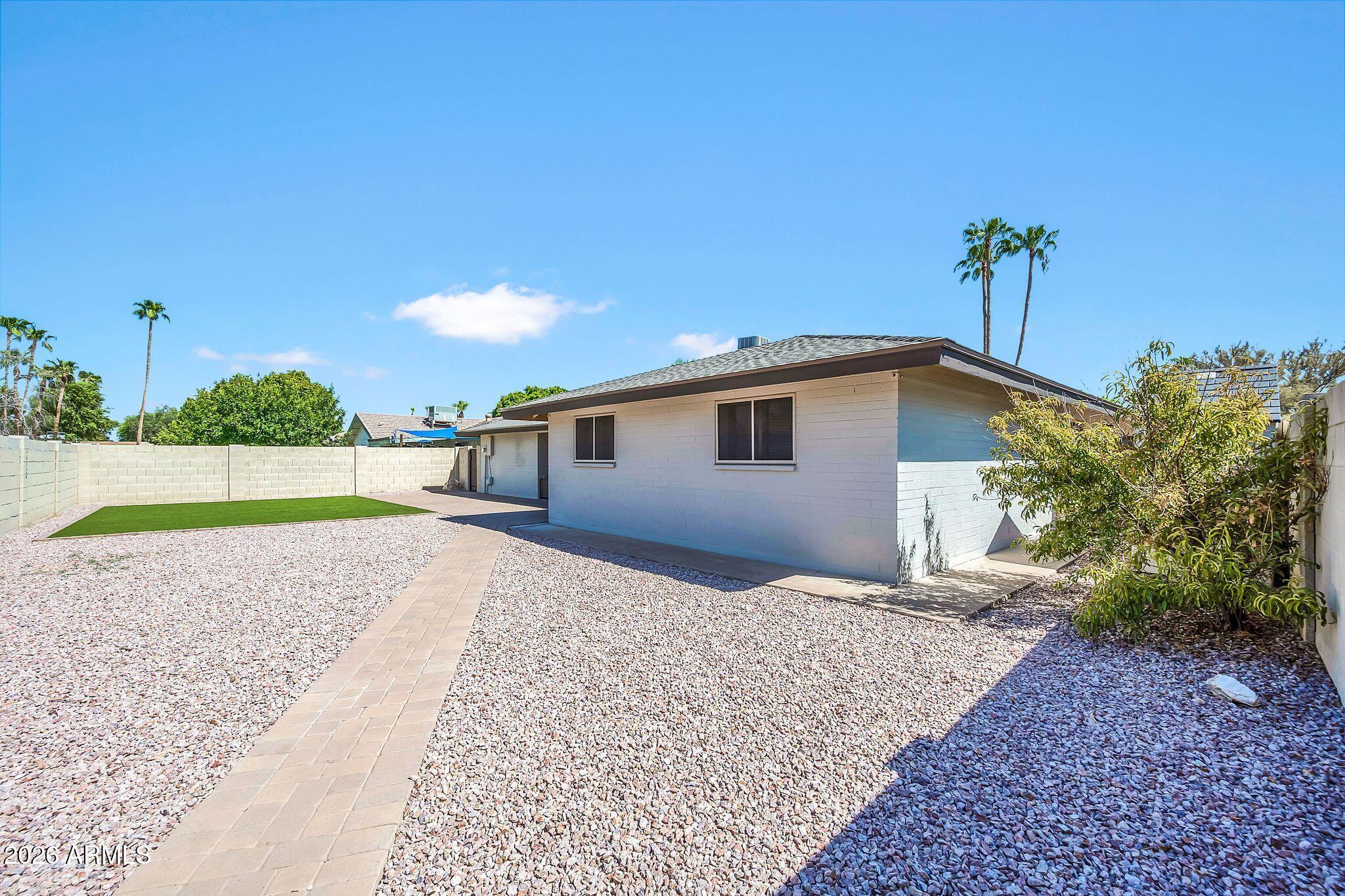1922 E LAGUNA Drive
