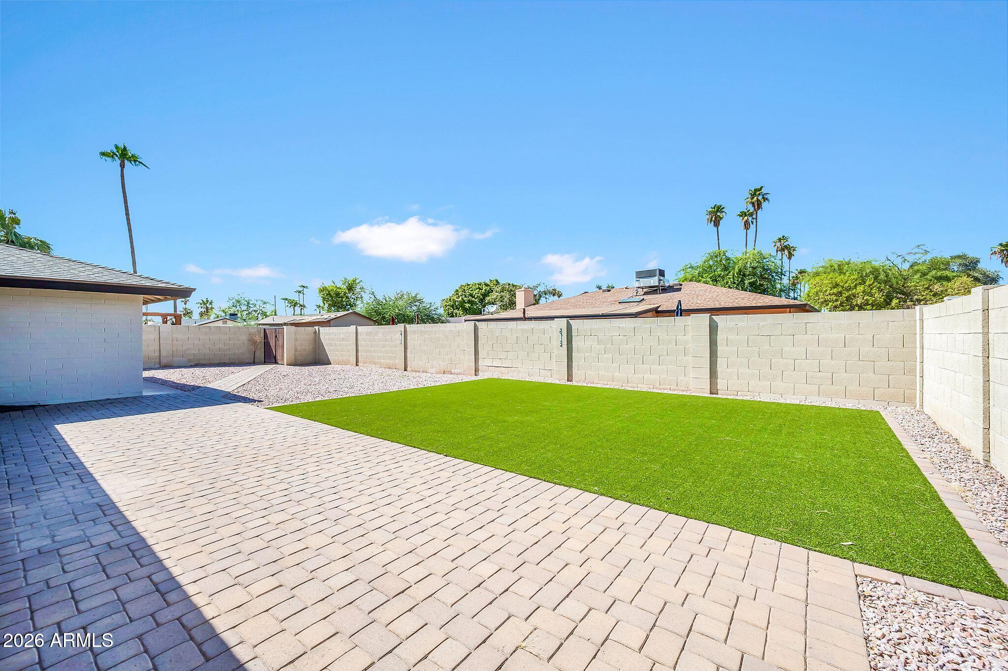 1922 E LAGUNA Drive
