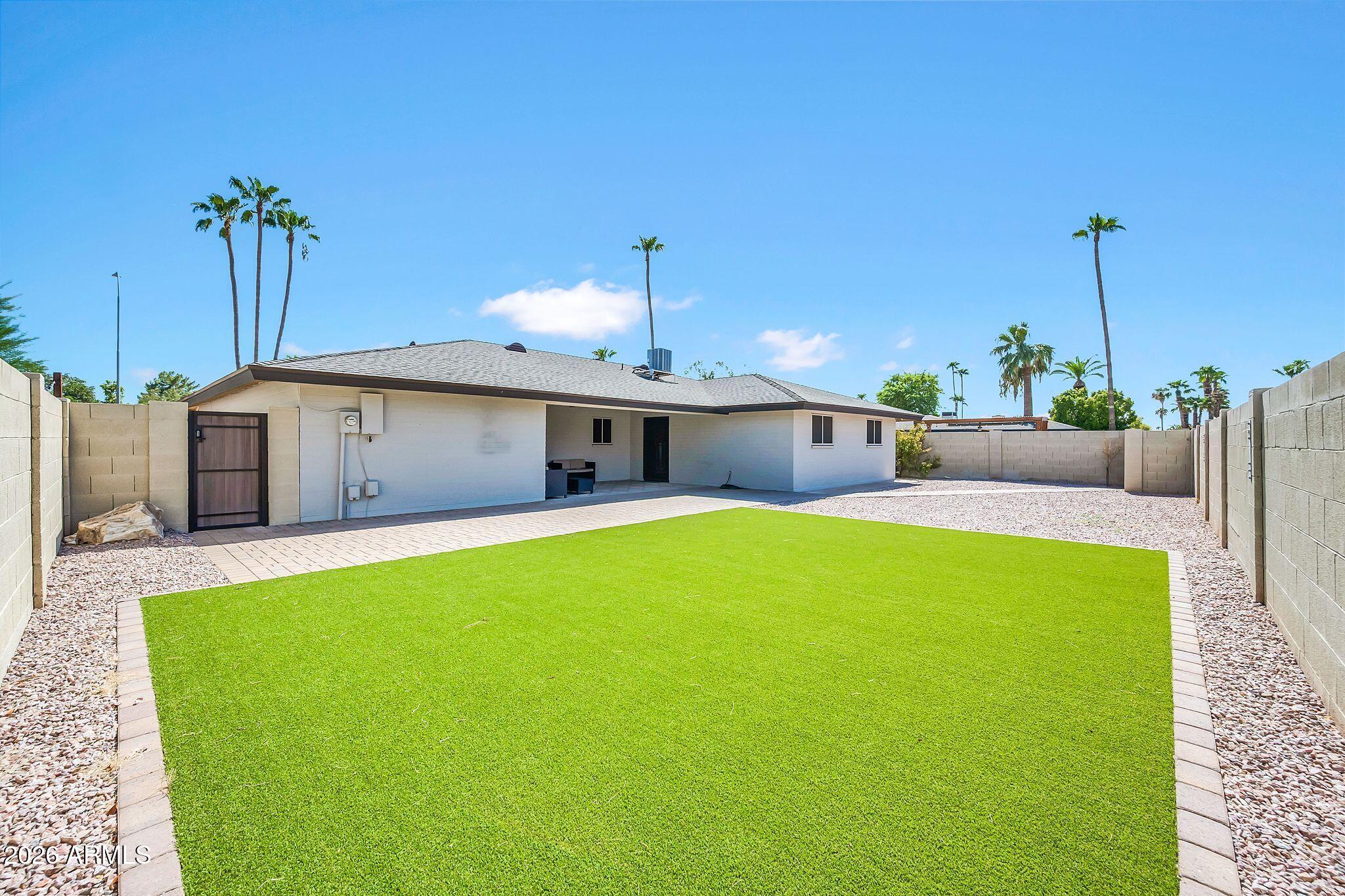 1922 E LAGUNA Drive