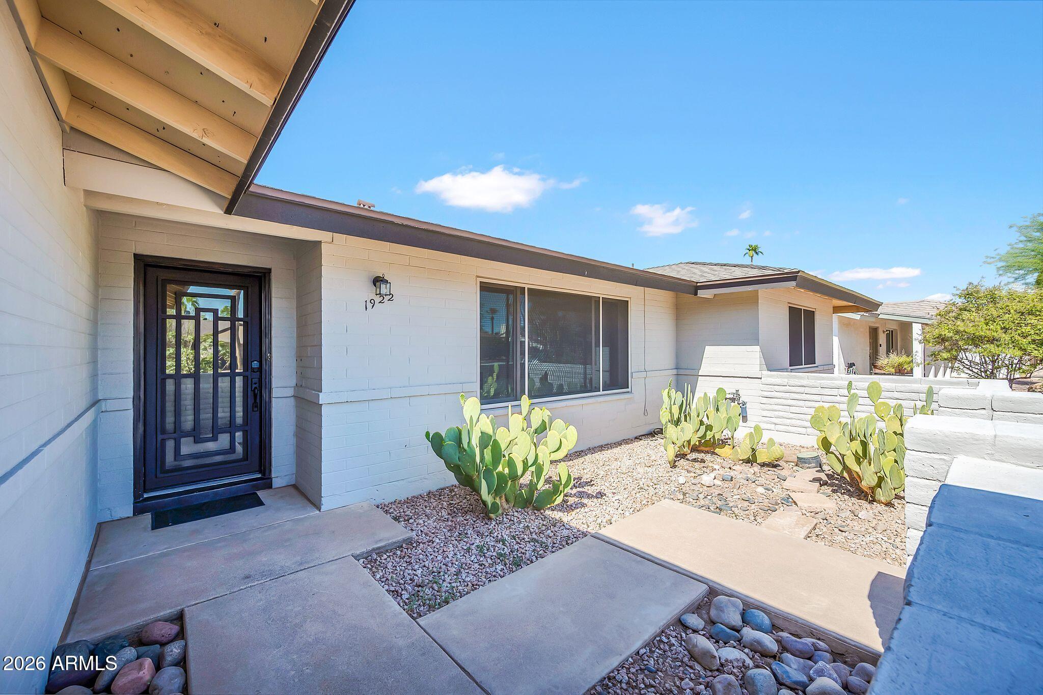 1922 E LAGUNA Drive