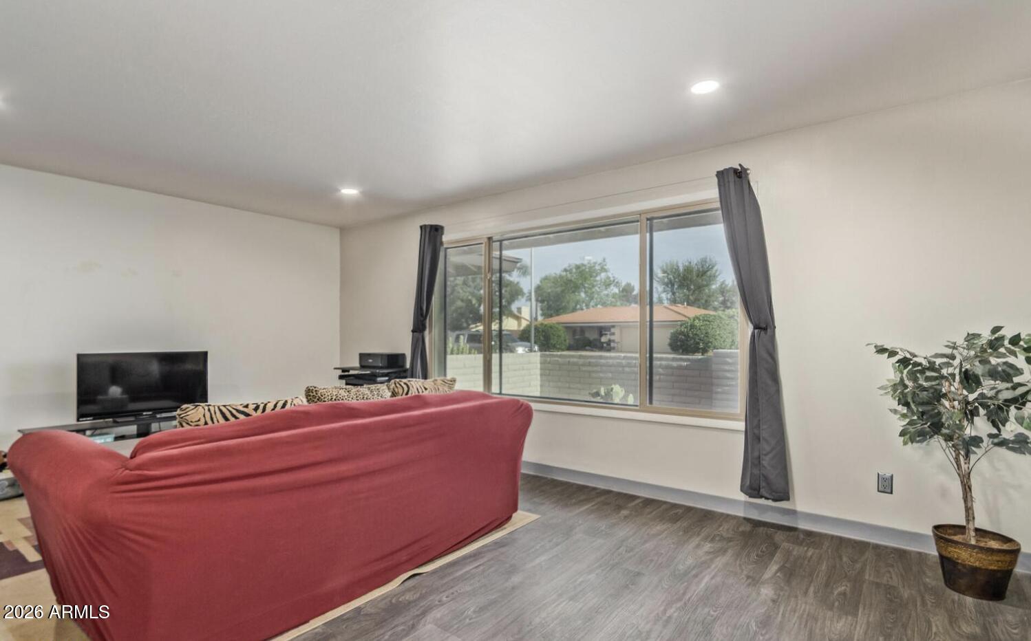 1922 E LAGUNA Drive