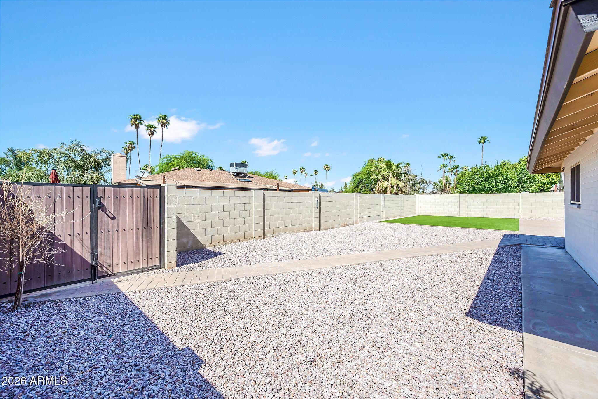 1922 E LAGUNA Drive