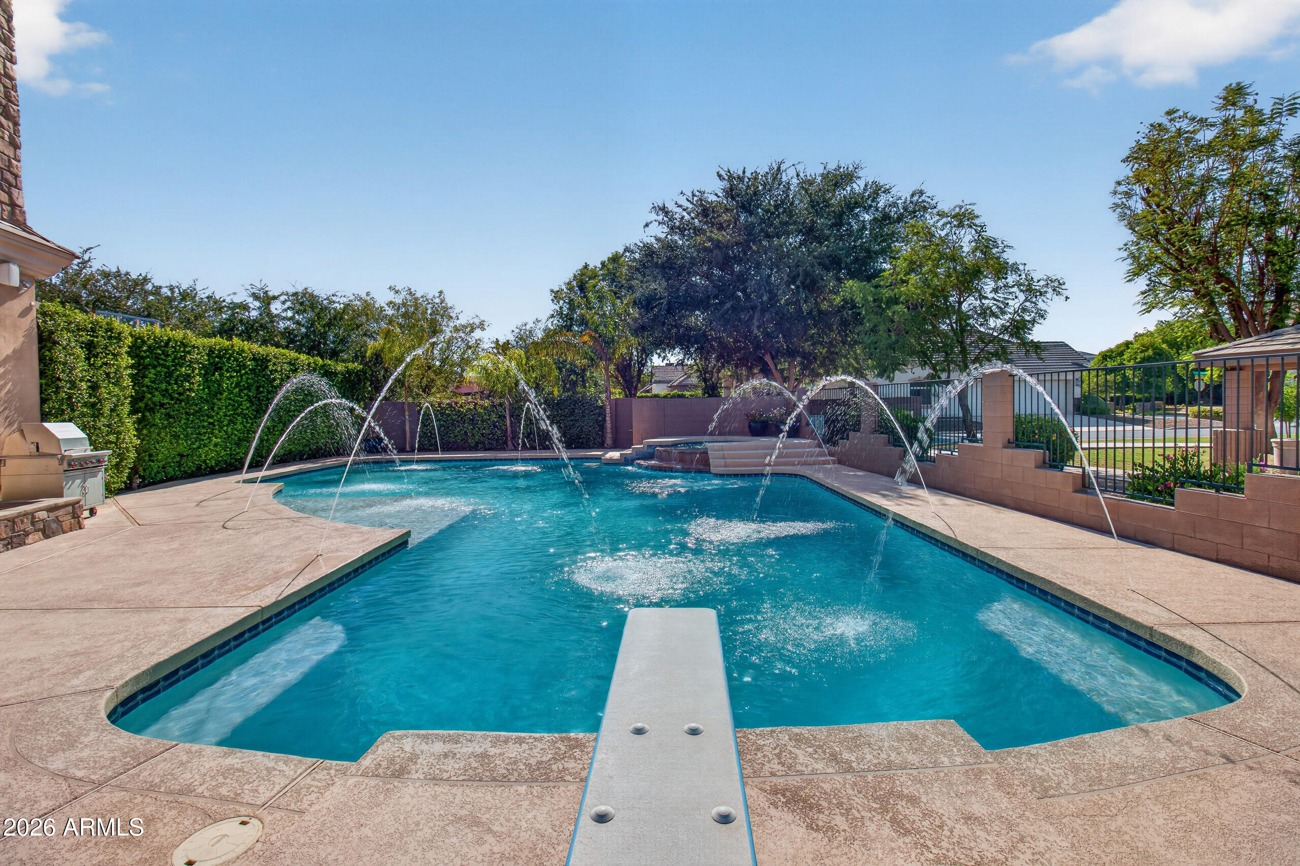 2918 E WATERMAN Way
